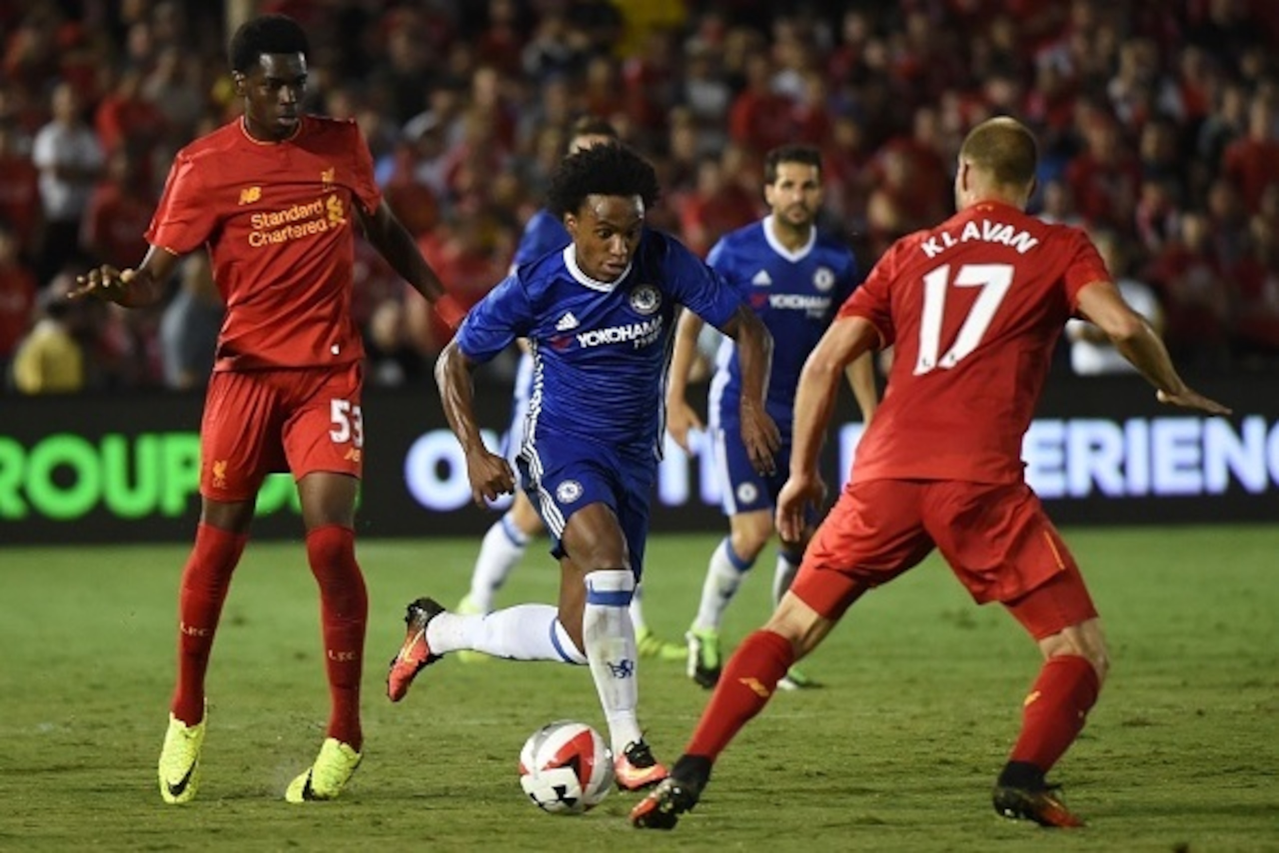 Chelsea midfielder Willian (C) is blocked by Liverpool defender Ragnar Klavan (R) during their International Champions Cup (ICC) game at the Rose Bowl Stadium in Pasadena, California on July 27, 2016. 
Chelsea won 1-0. / AFP / Mark Ralston        (Photo c