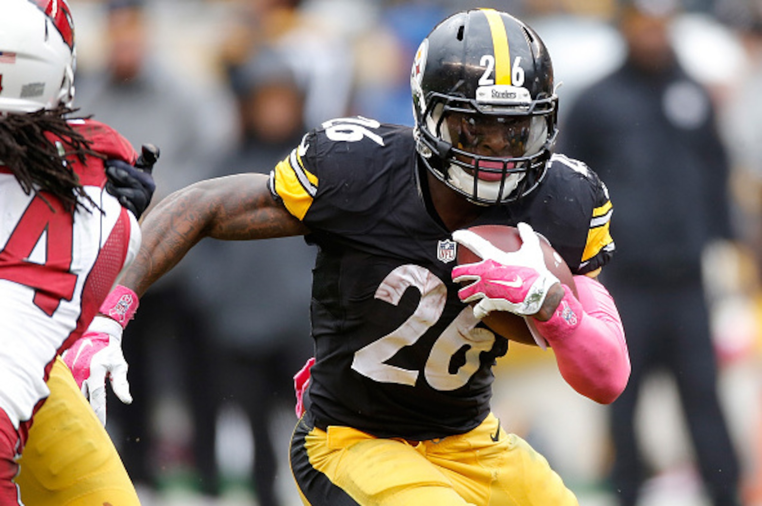 PITTSBURGH, PA - OCTOBER 18:  Le'Veon Bell #26 of the Pittsburgh Steelers carries the ball against the Arizona Cardinals at Heinz Field on October 18, 2015 in Pittsburgh, Pennsylvania.  (Photo by Gregory Shamus/Getty Images)