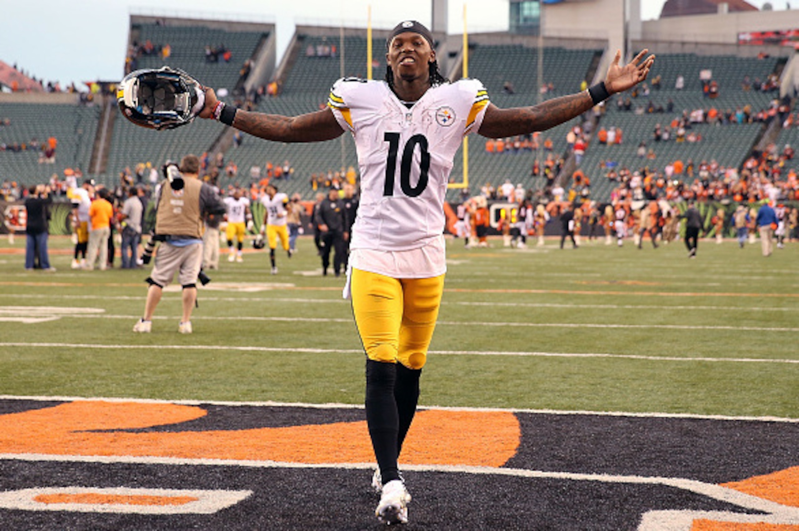 CINCINNATI, OH - DECEMBER 13:  Martavis Bryant #10 of the Pittsburgh Steelers celebrates while walking off of the field after defeating the Cincinnati Bengals 33-20 at Paul Brown Stadium on December 13, 2015 in Cincinnati, Ohio. (Photo by Andy Lyons/Getty