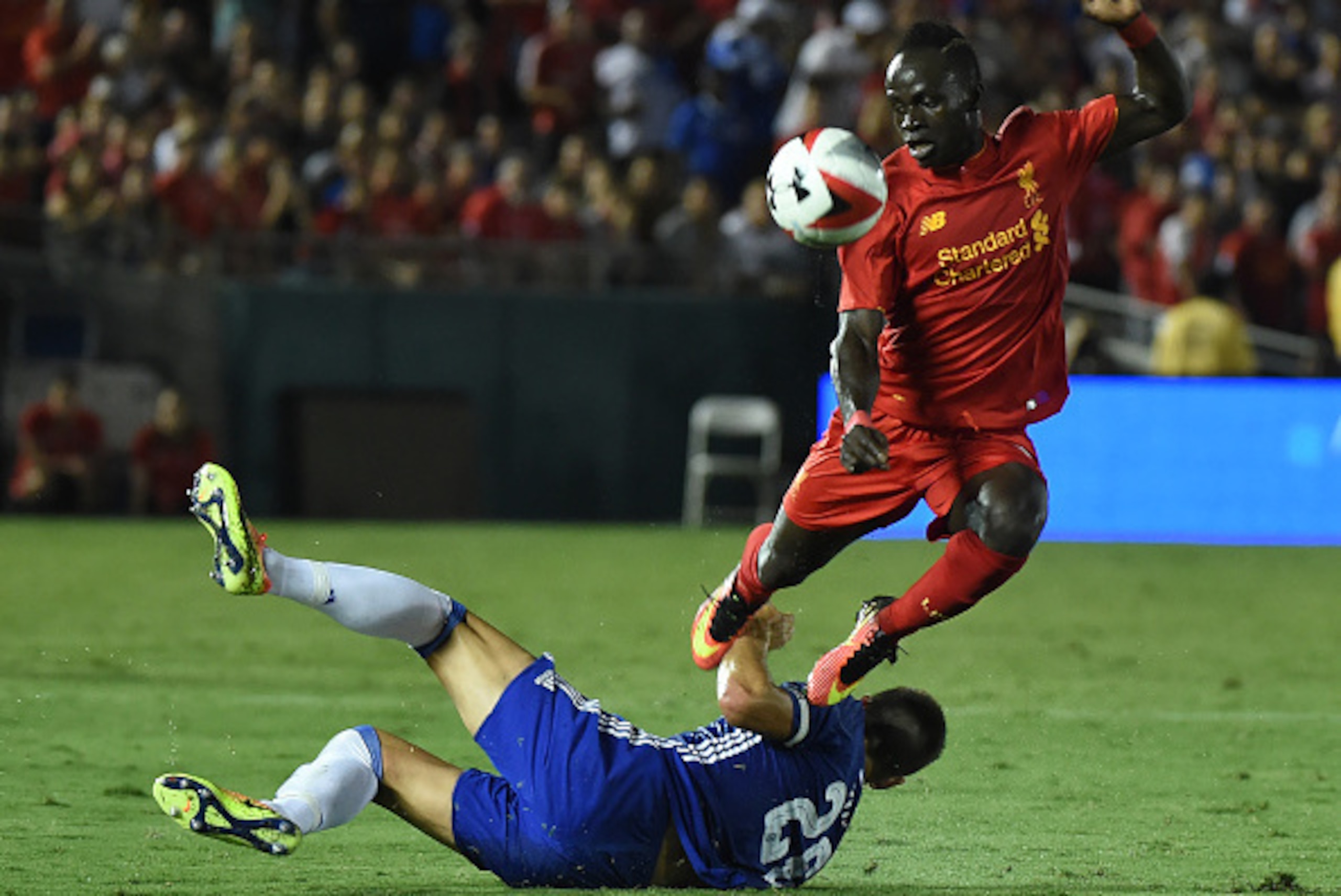Defender John Terry of Chelsea (L) clashes with Forward Sadio Mane of Liverpool (R) during their International Champions Cup (ICC) game at the Rose Bowl Stadium in Pasadena, California on July 27, 2016.  / AFP / Mark Ralston        (Photo credit should re