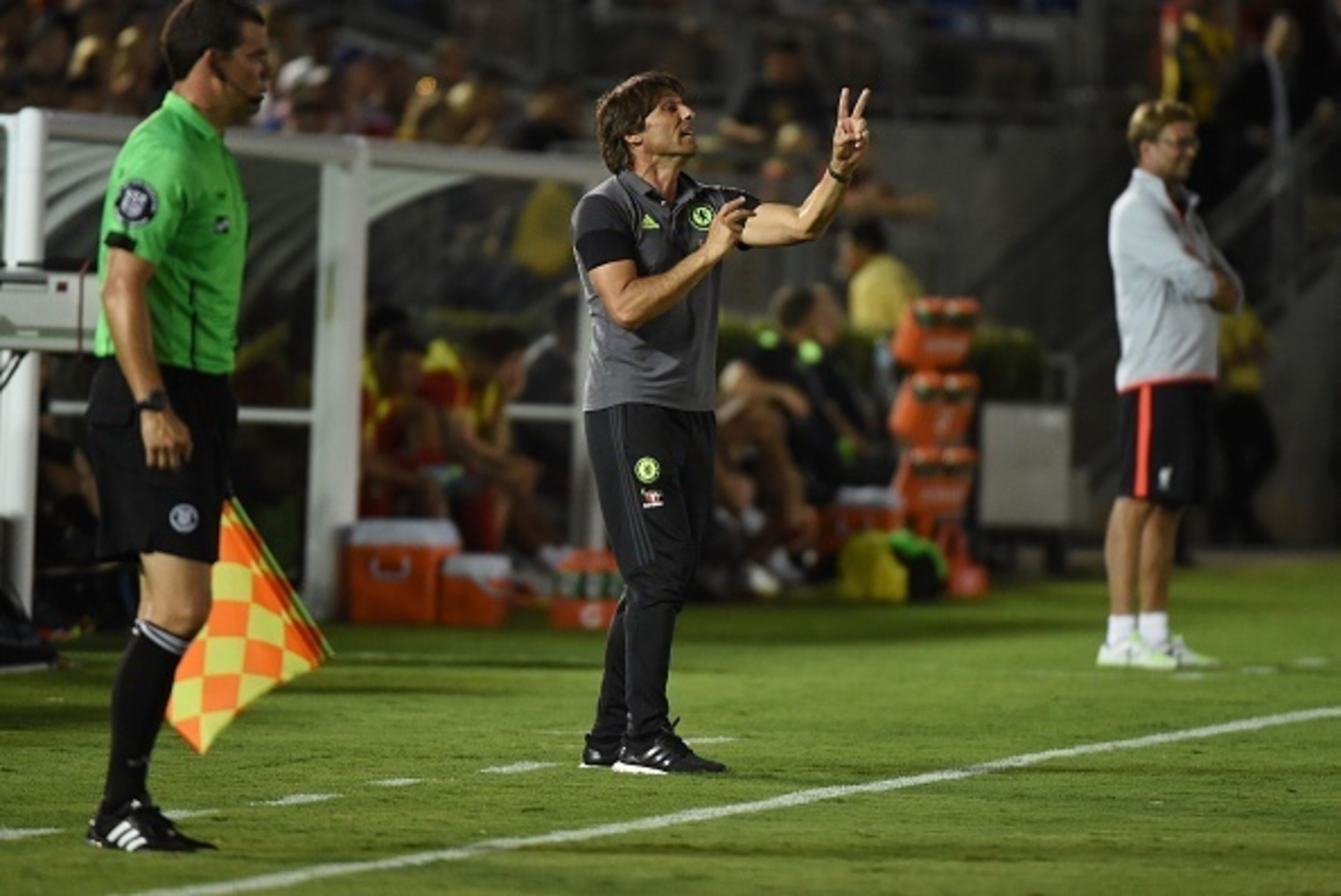 Chelsea coach Antonio Conte (C) gestures during their International Champions Cup (ICC) football match against Liverpool at the Rose Bowl Stadium in Pasadena, California on July 27, 2016. 
Chelsea won 1-0. / AFP / Mark Ralston        (Photo credit should 