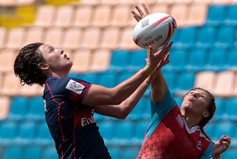 Jillion Potter (L) of the United States and Ekaterina Kazakova of Russia vie for the ball during a World Rugby Women's Sevens Series match in Barueri, some 30 km from Sao Paulo, Brazil, on February 20, 2016.   AFP PHOTO / MIGUEL SCHINCARIOL / AFP / Miguel
