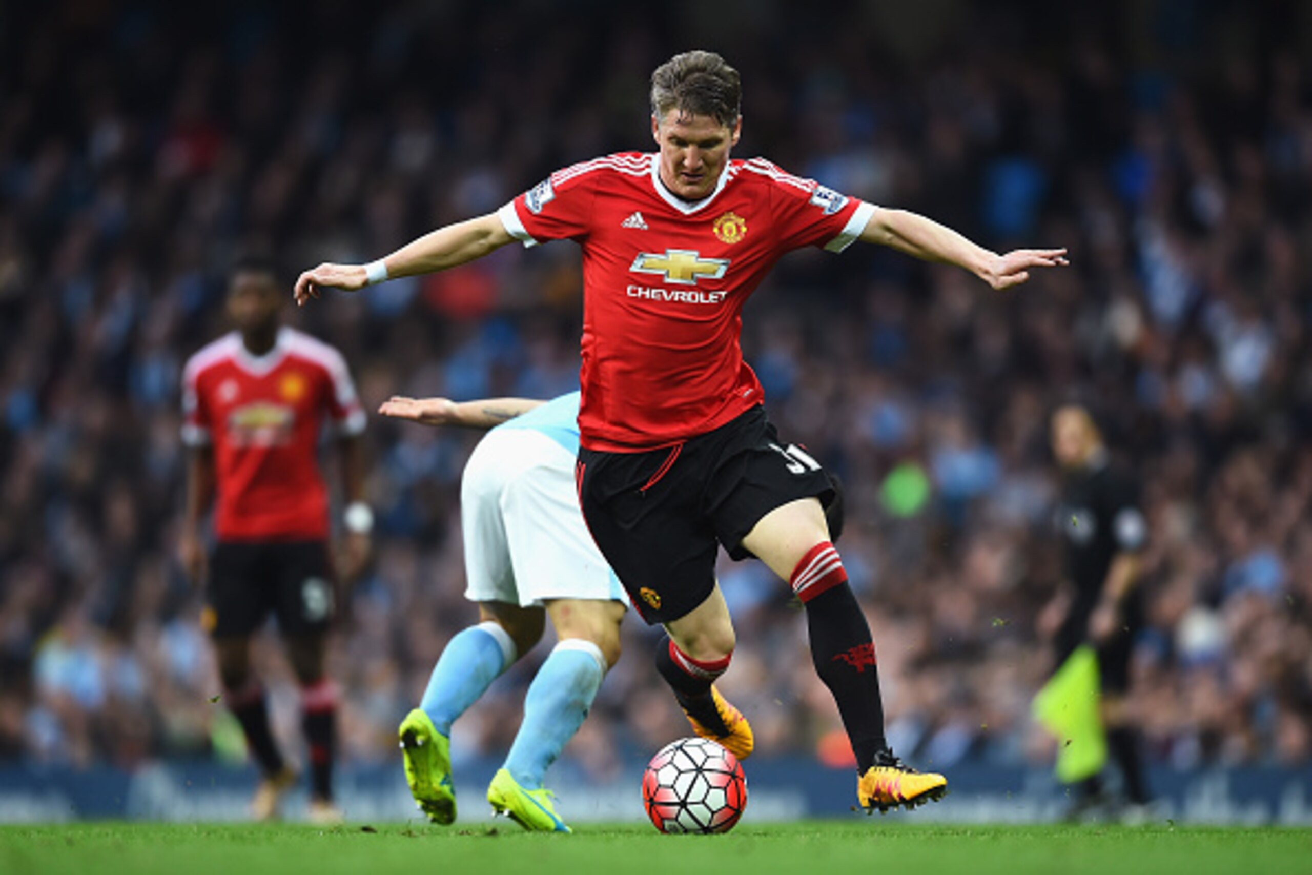 MANCHESTER, ENGLAND - MARCH 20: Bastian Schweinsteiger of Manchester United evades Sergio Aguero of Manchester City during the Barclays Premier League match between Manchester City and Manchester United at Etihad Stadium on March 20, 2016 in Manchester, MANCHESTER, ENGLAND - MARCH 20: Bastian Schweinsteiger of Manchester United evades Sergio Aguero of Manchester City during the Barclays Premier League match between Manchester City and Manchester United at Etihad Stadium on March 20, 2016 in Manchester,