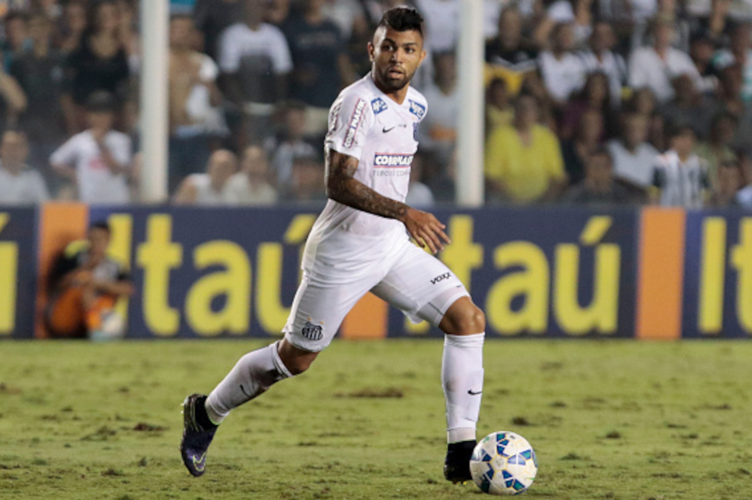 SANTOS, BRAZIL - NOVEMBER 19: Gabriel of Santos runs with the ball during a match between Santos v Flamengo of Brasileirao Series A 2015 at Vila Belmiro Stadium on November 19, 2015 in Santos, Sao Paulo, Brazil. (Photo by Miguel Schincariol/Getty Images)