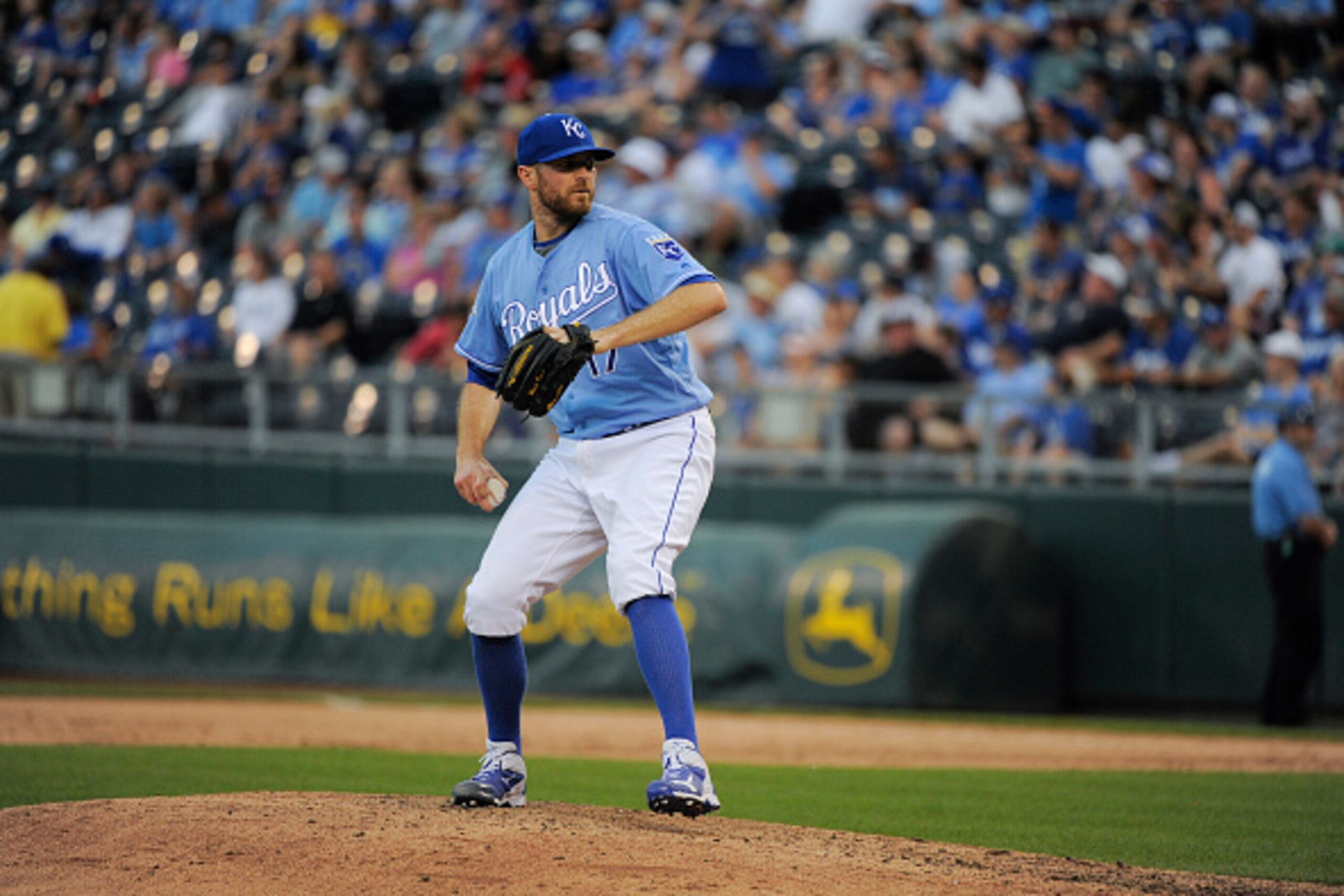 KANSAS CITY, MO - JUNE 26:  Wade Davis #17 of the Kansas City Royals throws against the Houston Astros at Kauffman Stadium on June 26, 2016 in Kansas City, Missouri. (Photo by Ed Zurga/Getty Images)