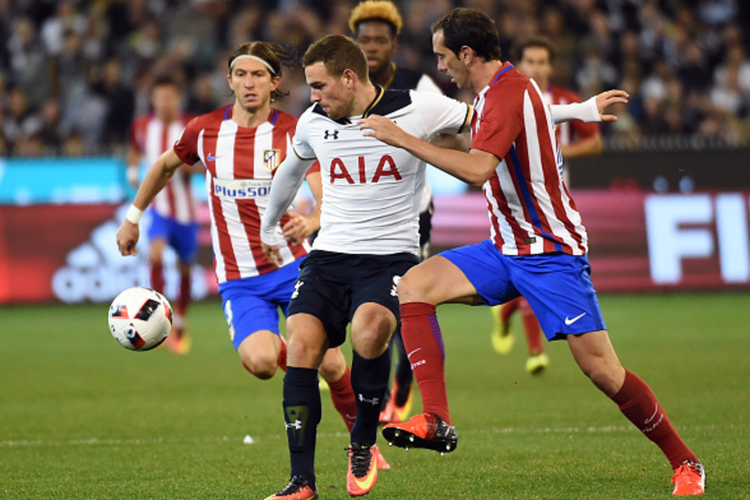 Tottenham Hotspur player Vincent Janssen (C) fights for the ball with Atletico Madrid defender Diego Godin (R) during the International Champions Cup football match between English Premier League team Tottenham Hotspur and Spanish club Atletico Madrid in 