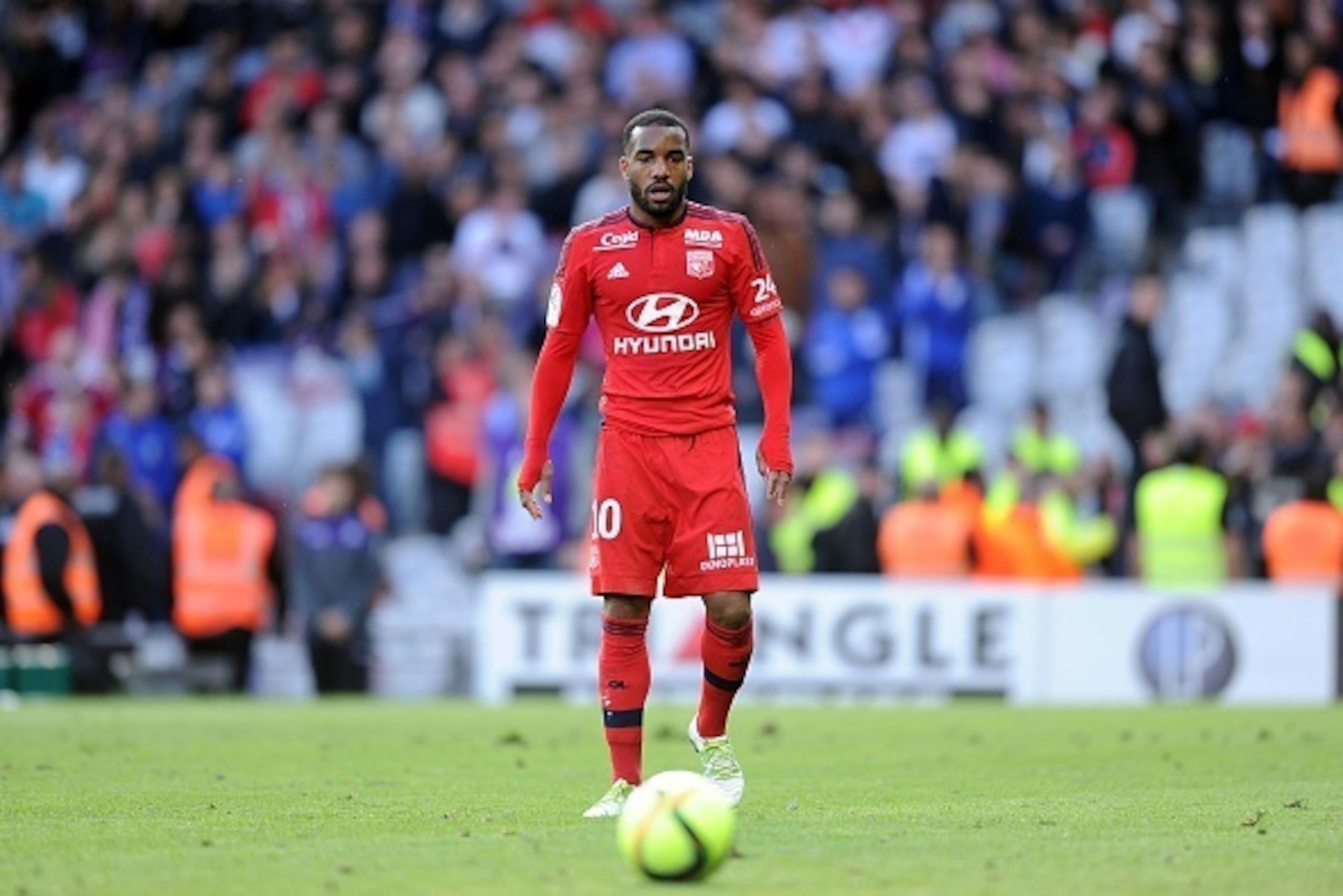 Lyon's French forward Alexandre Lacazette eyes the ball during the French L1 football match Toulouse against Lyon on April 23, 2016 at the Municipal Stadium in Toulouse southern France. AFP PHOTO / REMY GABALDA / AFP / REMY GABALDA (Photo credit s Lyon's French forward Alexandre Lacazette eyes the ball during the French L1 football match Toulouse against Lyon on April 23, 2016 at the Municipal Stadium in Toulouse southern France. AFP PHOTO / REMY GABALDA / AFP / REMY GABALDA (Photo credit s