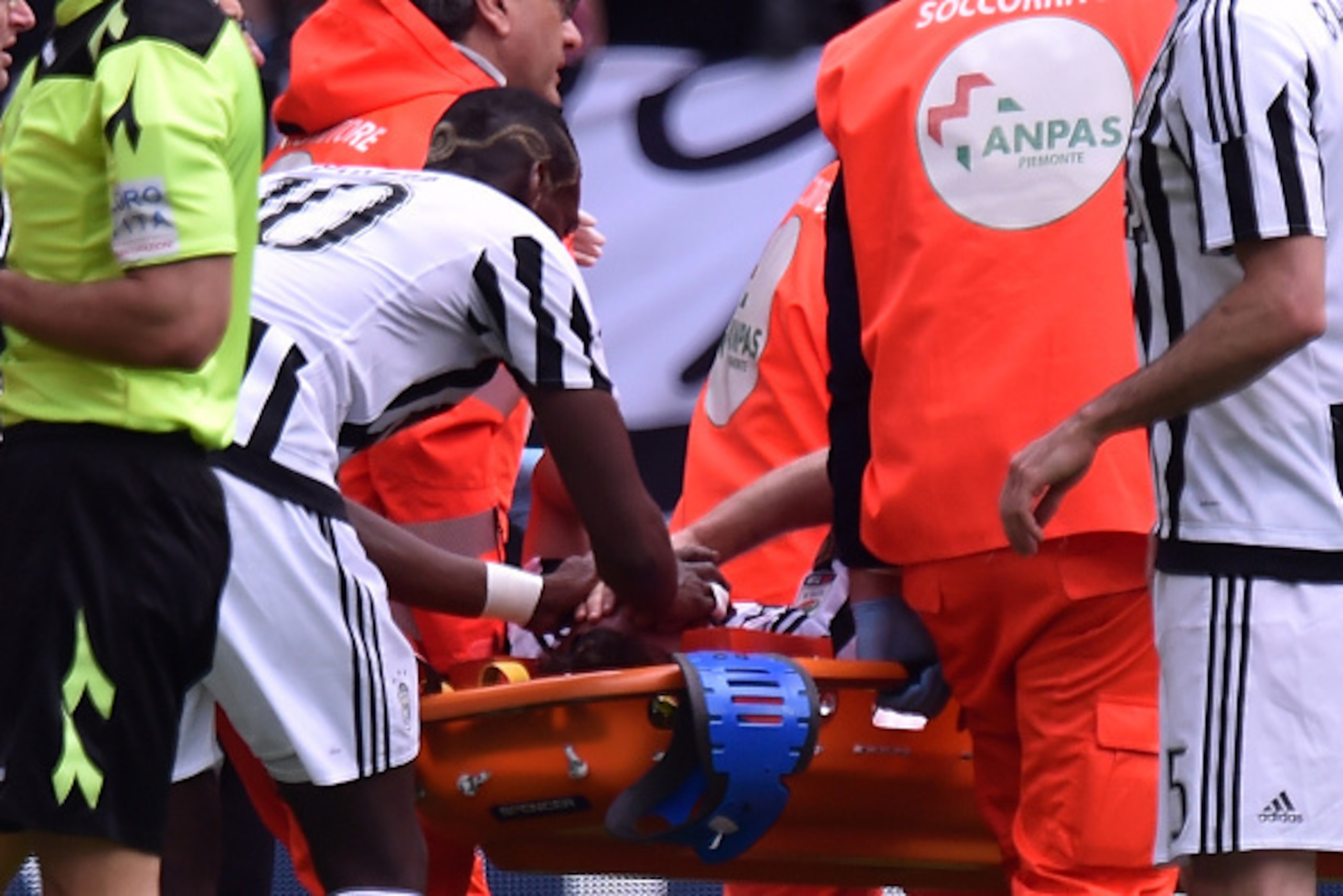 TURIN, ITALY - APRIL 17:  Claudio Marchisio of Juventus is conforted by Paul Pogba after an injury during the Serie A match between Juventus FC and US Citta di Palermo at Juventus Arena on April 17, 2016 in Turin, Italy.  (Photo by Tullio M. Puglia/Getty 