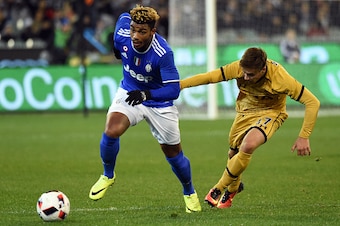 Juventus' midfielder Mario Lemina (L) competes with Tottenham Hotspur's Will Miller (R) during the International Champions Cup football match between Italy's Serie A team Juventus and Premier League team Tottenham Hotspur in Melbourne on July 26, 2016.  /