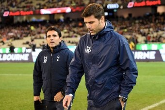 Tottenham Hotspur team manager Mauricio Pochettino (R) walks onto the field prior to the International Champions Cup football match between English Premier League team Tottenham Hotspur and Spanish club Atletico Madrid in Melbourne on July 29, 2016. / AFP