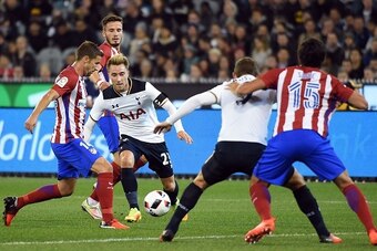 Atletico Madrid midfielder Gabi (L) fights for the ball with Tottenham Hotspur player Christian Eriksen (2nd L) during the International Champions Cup football match between English Premier League team Tottenham Hotspur and Spanish club Atletico Madrid in