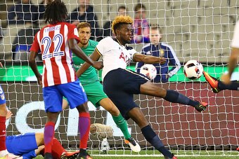 MELBOURNE, AUSTRALIA - JULY 29:  Josh Onomah of Tottenham Hotspur has a shot on goal that hit the crossbar in the first half during 2016 International Champions Cup Australia match between Tottenham Hotspur and Atletico de Madrid at the Melbourne Cricket 