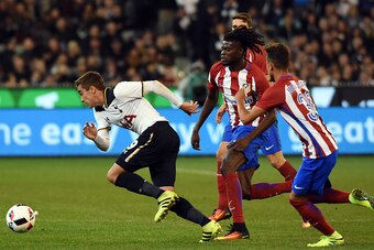 Tottenham Hotspur player Harry Winks (L) fights for the ball with Atletico Madrid's Atletico Madrid's midfielder Thomas Partey (C) during the International Champions Cup football match between English Premier League team Tottenham Hotspur and Spanish club