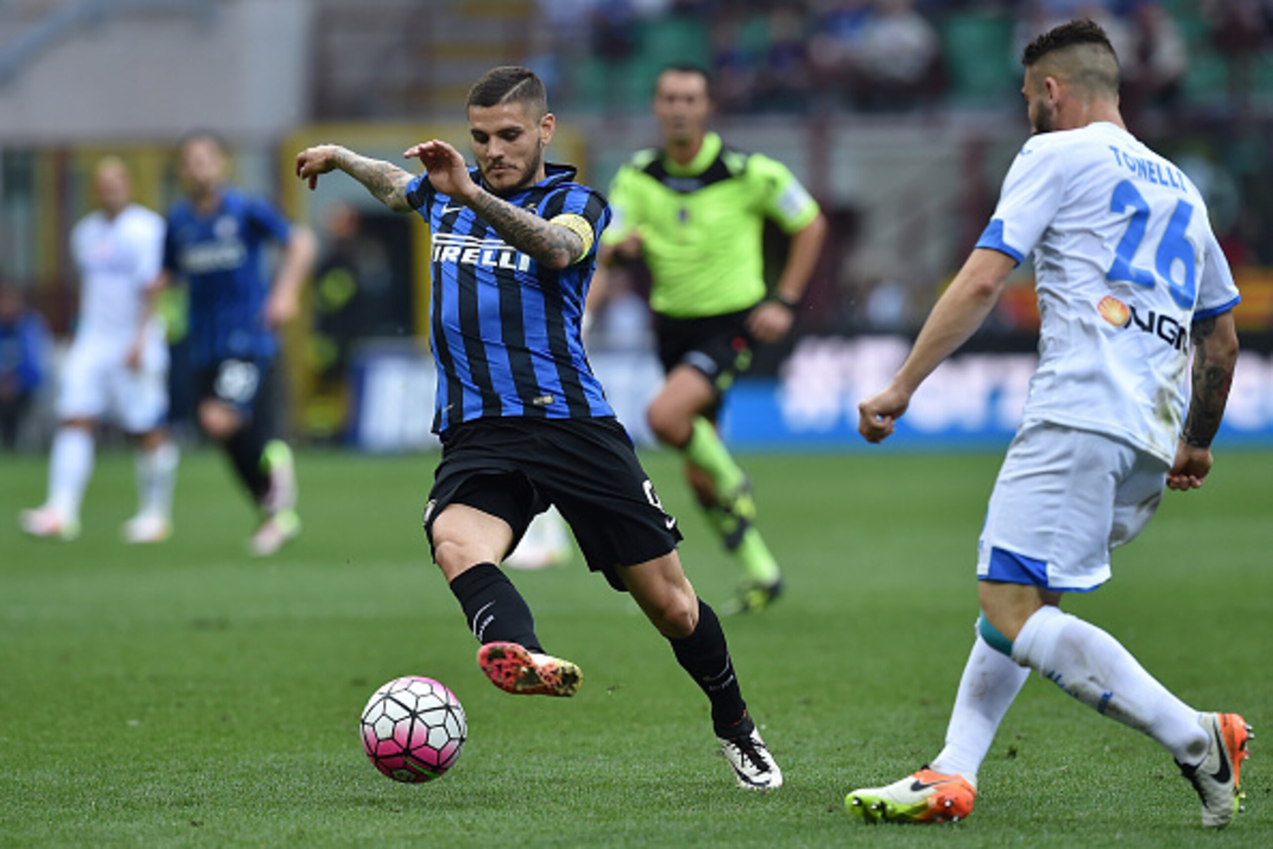 MILAN, ITALY - MAY 07:  Mauro Icardi (L) of FC Internazionale Milano controls the ball against Lorenzo Tonelli of Empoli FC during the Serie A match between FC Internazionale Milano and Empoli FC  at Stadio Giuseppe Meazza on May 7, 2016 in Milan, Italy. 