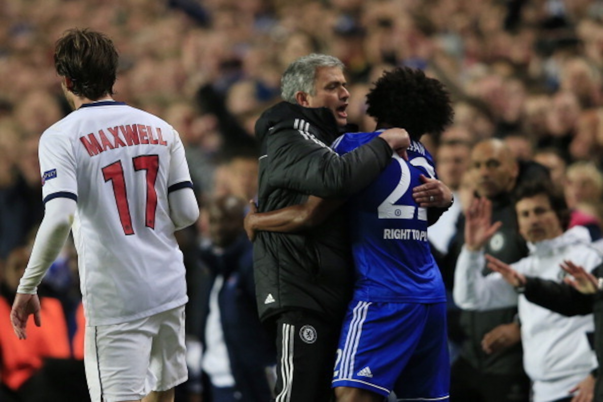 Chelsea's Portuguese manager Jose Mourinho (C) embraces Chelsea's Brazilian midfielder Willian (R) on the touchline in the final minutes of the match during the UEFA Champions League quarter final second leg football match between Chelsea and Paris Saint-
