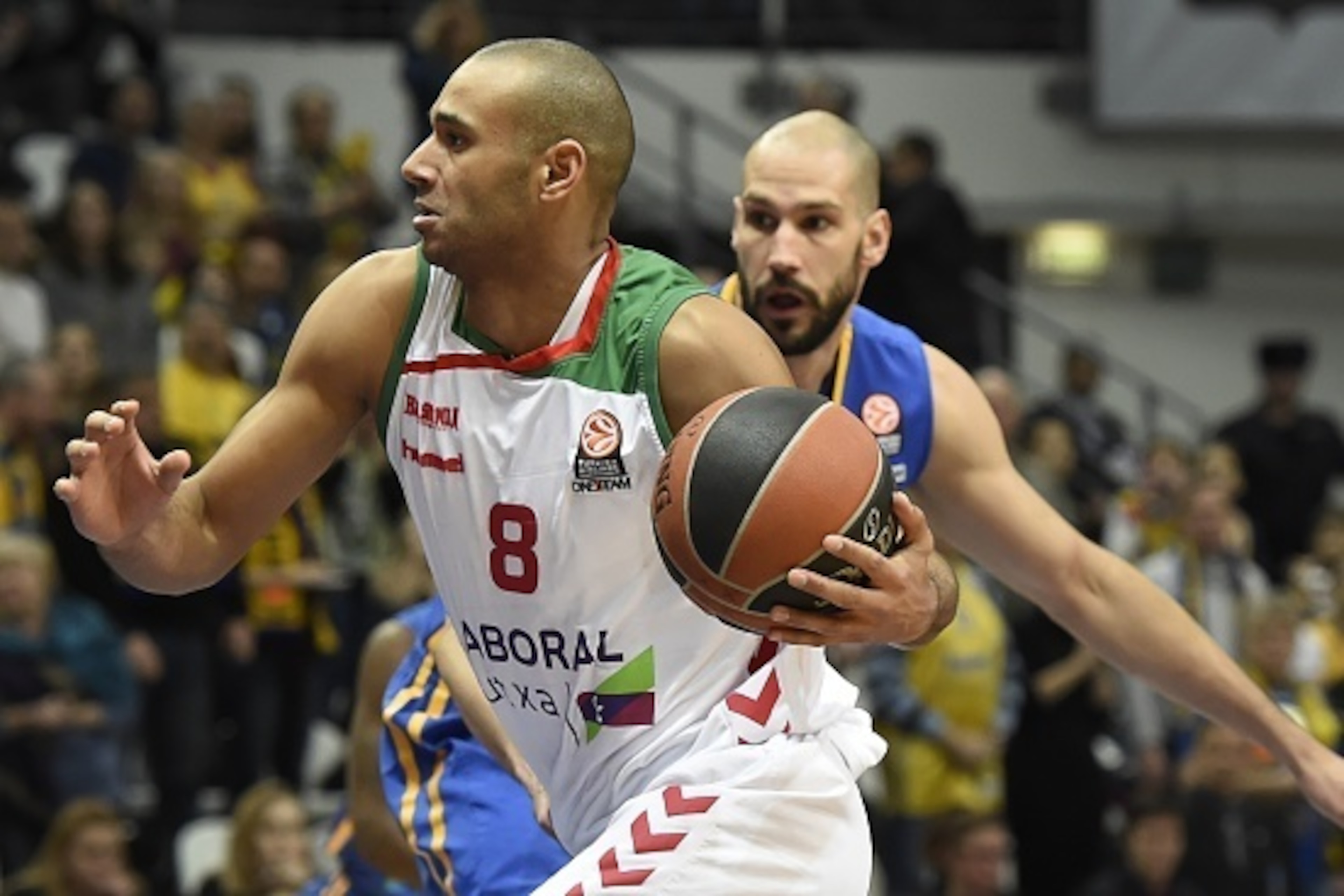 Khimki's James Augustine (R) vies with Laboral Kutxa's Adam Hanga during the Euroleague Top 16 group F basketball match between Khimki Moscow Region and Laboral Kutxa Vitoria-Gasteiz in Moscow, on January 15, 2016. / AFP / ALEXANDER NEMENOV (Photo Khimki's James Augustine (R) vies with Laboral Kutxa's Adam Hanga during the Euroleague Top 16 group F basketball match between Khimki Moscow Region and Laboral Kutxa Vitoria-Gasteiz in Moscow, on January 15, 2016. / AFP / ALEXANDER NEMENOV (Photo