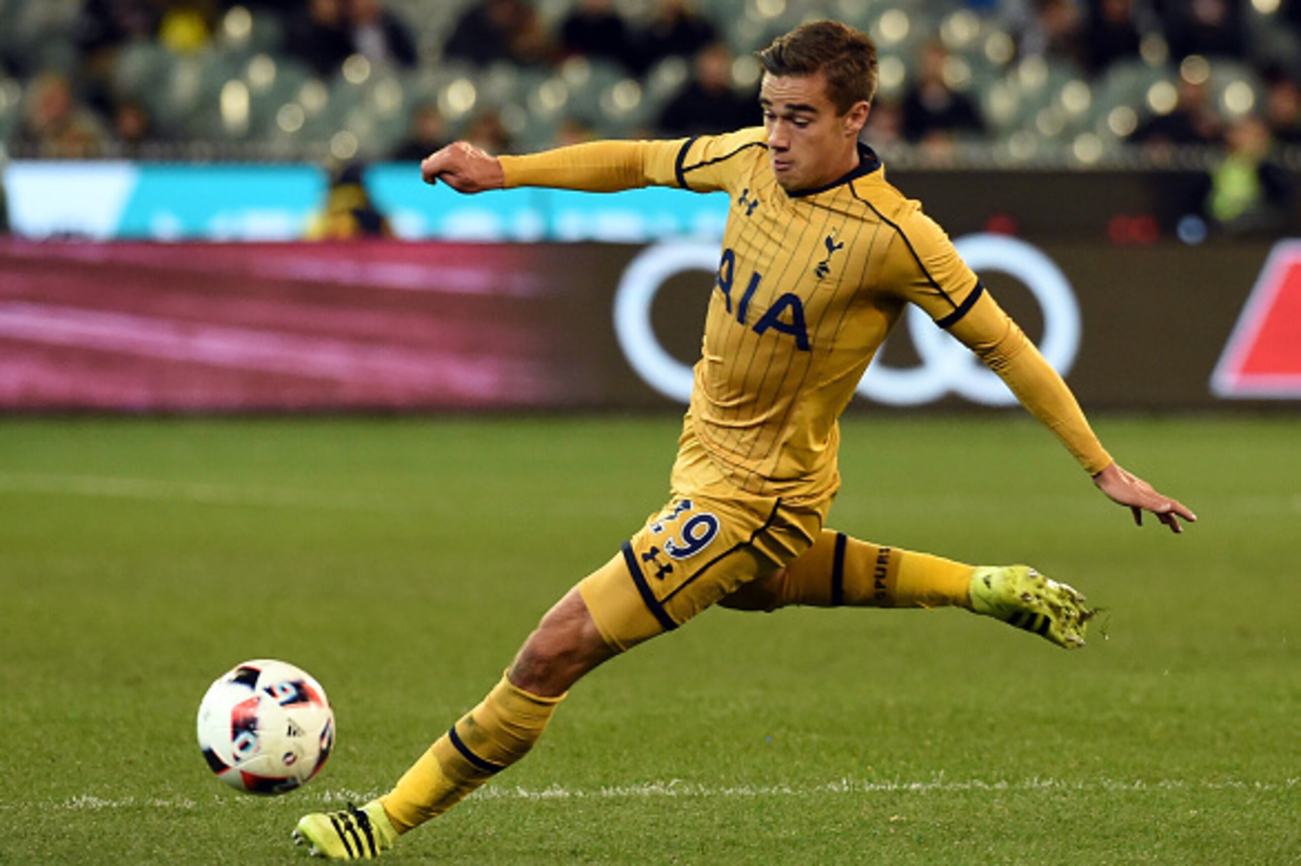 Tottenham Hotspur Harry Winks kicks the ball during the International Champions Cup football match between Italy's Serie A team Juventus and Premier League team Tottenham Hotspur in Melbourne on July 26, 2016. / AFP / SAEED KHAN / IMAGE RESTRICTED TO EDIT Tottenham Hotspur Harry Winks kicks the ball during the International Champions Cup football match between Italy's Serie A team Juventus and Premier League team Tottenham Hotspur in Melbourne on July 26, 2016. / AFP / SAEED KHAN / IMAGE RESTRICTED TO EDIT