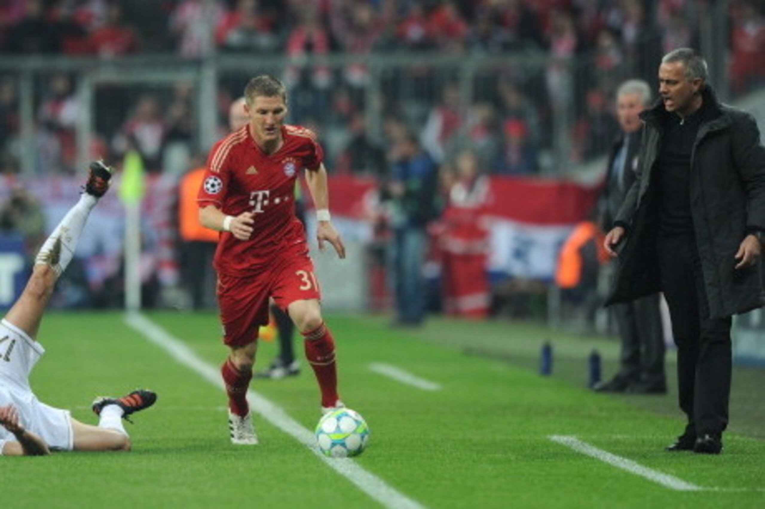 Bayern Munich's French midfielder Franck Ribery watches Real Madrid's defender Alvaro Arbeloa (2ndL), while Bayern Munich's midfielder Bastian Schweinsteiger plays the ball beside of Real Madrid's Portuguese coach Jose Mourinho  during the UEFA Champions 