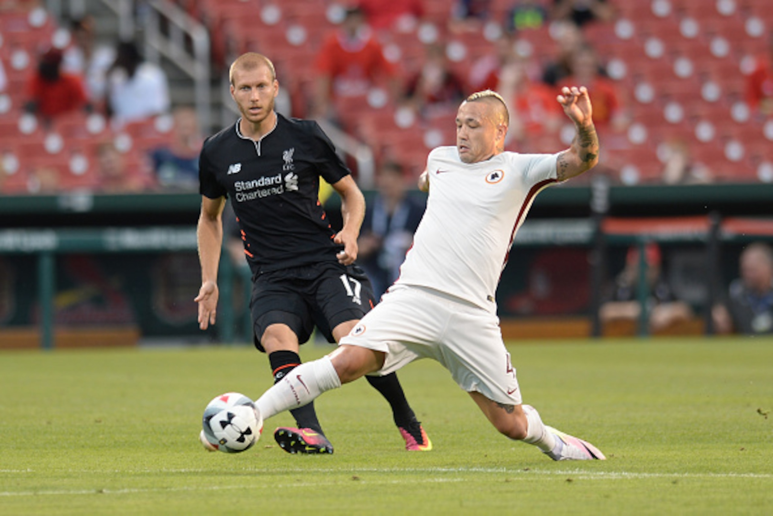 Roma midfielder Radja Nainggolan (4) vies for the ball against Liverpool during their friendly soccer match at Busch Stadium in St. Louis, Missouri on August 1, 2016. / AFP / Michael B. Thomas        (Photo credit should read MICHAEL B. THOMAS/AFP/Getty I