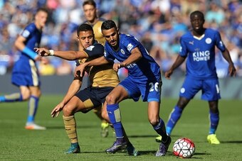 Leicester City's Algerian midfielder Riyad Mahrez (2nd R) vies for the ball with Arsenals Chilean striker Alexis Sanchez (Front L) during the English Premier League football match between Leicester City and Arsenal at King Power Stadium in Leicester, cent