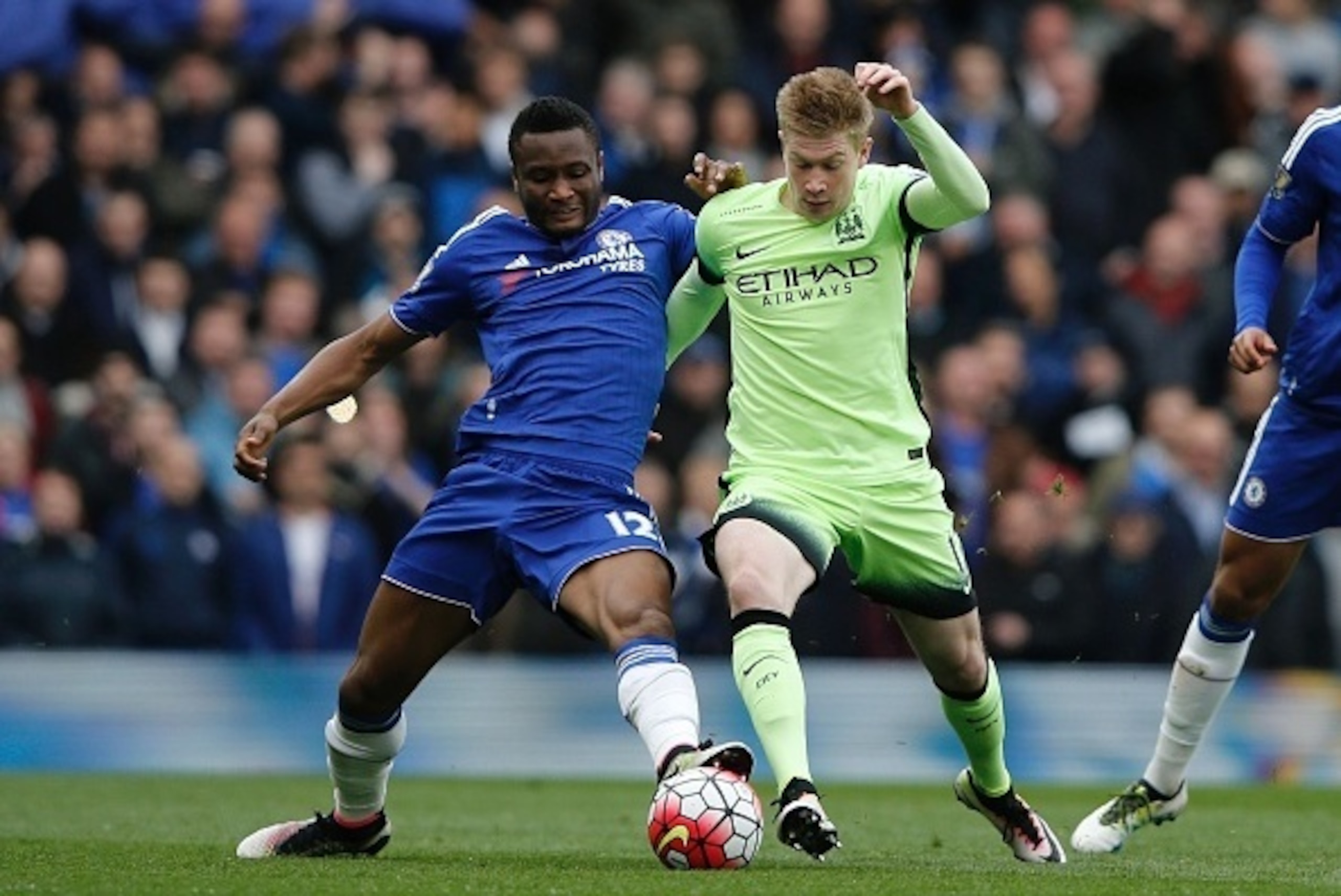 Manchester City's Belgian midfielder Kevin De Bruyne vies with Chelsea's Nigerian midfielder John Obi Mikel (L) during the English Premier League football match between Chelsea and Manchester CIty at Stamford Bridge in London on April 16, 2016. / AFP / Ad