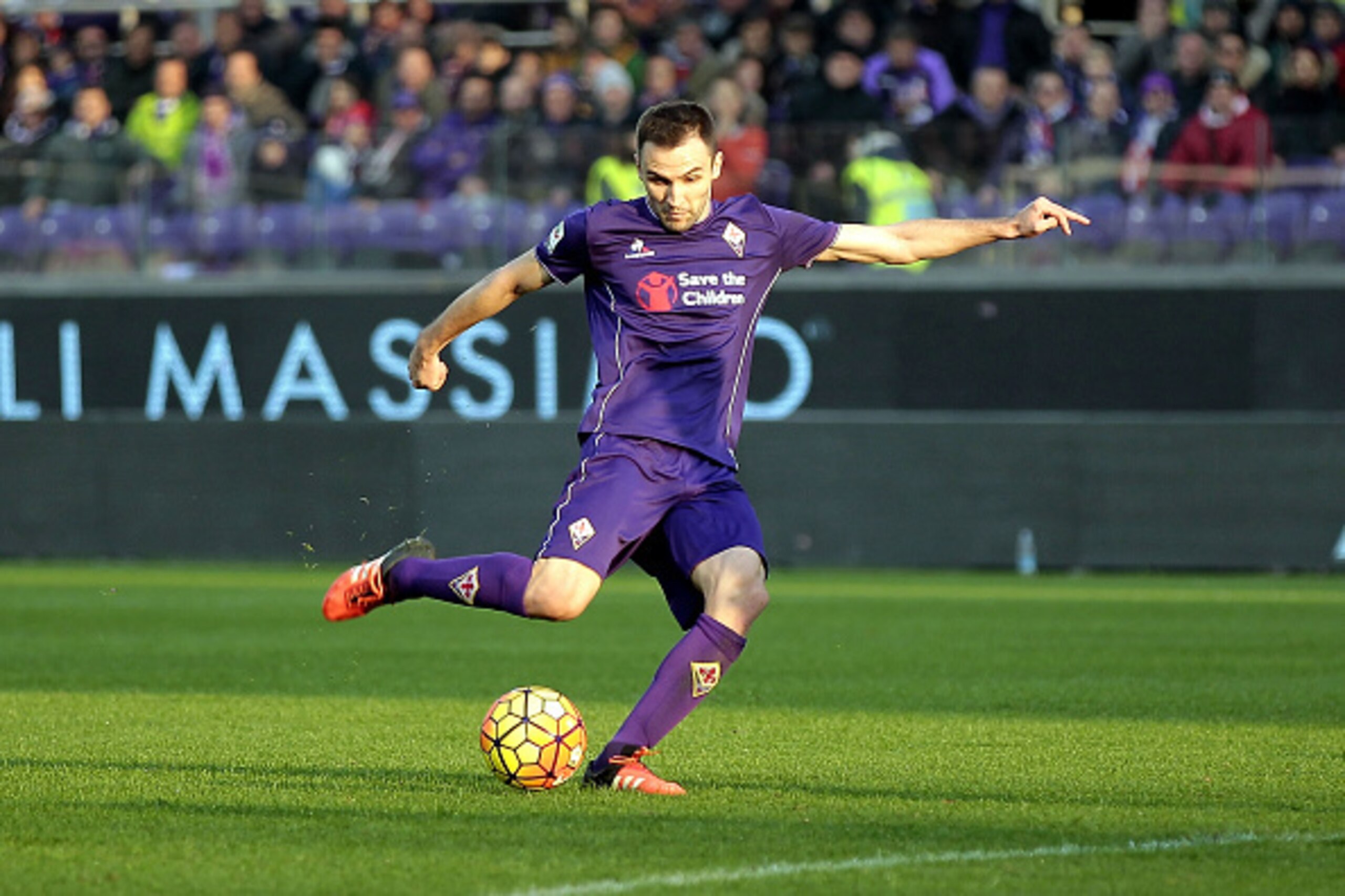 FLORENCE, ITALY - DECEMBER 06: Milan Badelj of ACF Fiorentina scores the opening goal during the Serie A match between ACF Fiorentina and Udinese Calcio at Stadio Artemio Franchi on December 6, 2015 in Florence, Italy.  (Photo by Gabriele Maltinti/Getty I