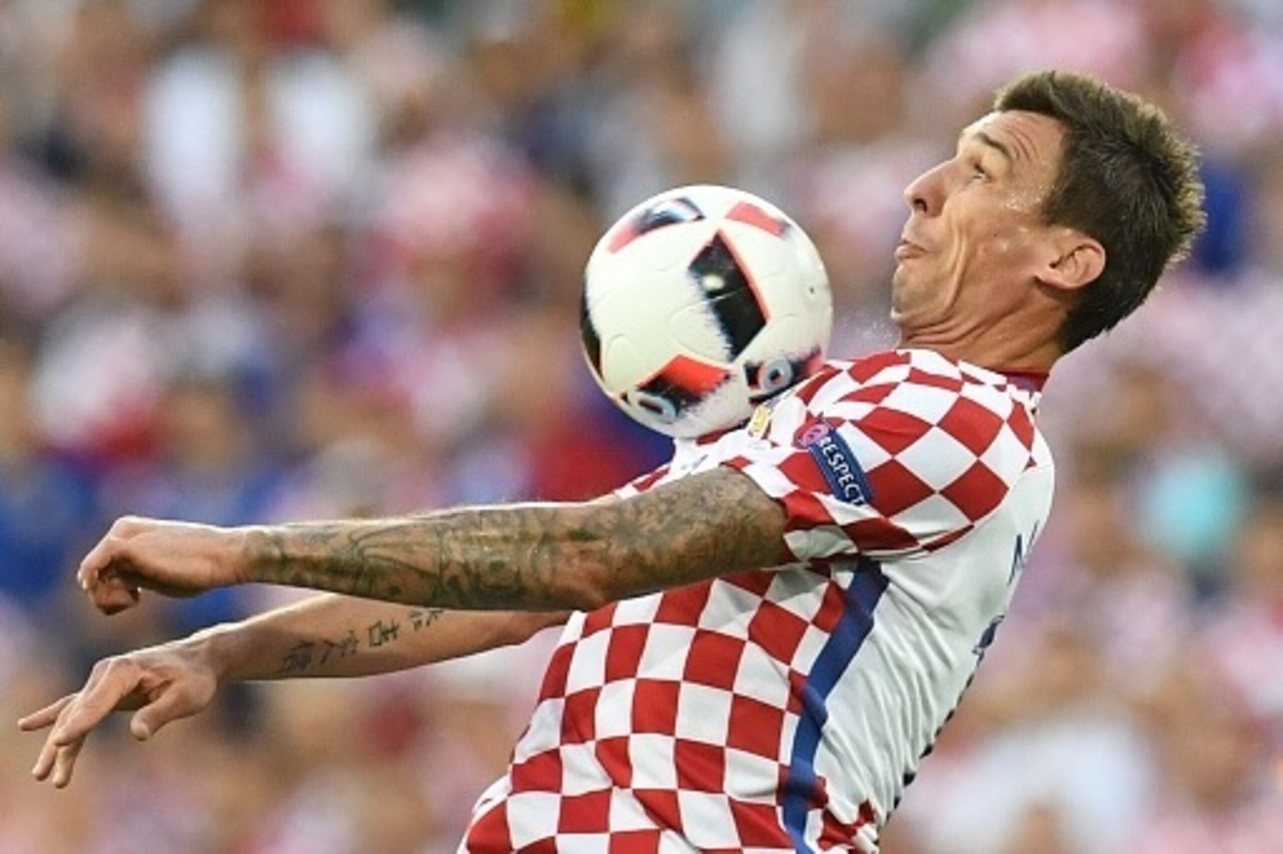 Croatia's forward Mario Mandzukic jumps for the ball during the round of sixteen football match Croatia against Portugal of the Euro 2016 football tournament, on June 25, 2016 at the Bollaert-Delelis stadium in Lens. / AFP / FRANCISCO LEONG        (Photo 