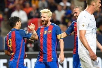 Barcelona's Uruguayan forward Luis Suarez (L) celebrates with his teammate Argentinian forward Lionel Messi after scoring a goal during the 2016 International Champions Cup football match between FC Barcelona and Leicester City at Friends Arena on August 