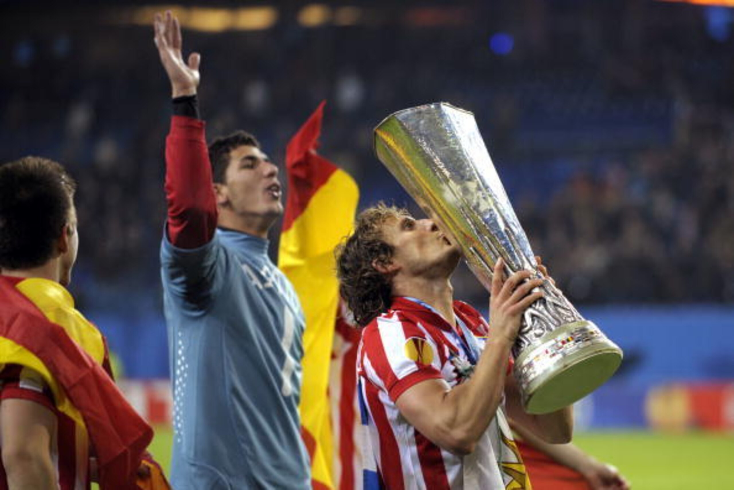 Atletico Madrid's Uruguayan forward Diego Forlan kisses the trophy after winning the final football match of the UEFA Europa League Fulham FC vs Aletico Madrid in Hamburg, northern Germany on May 12, 2010. Aletico Madrid won the match 1-2 after extra-time