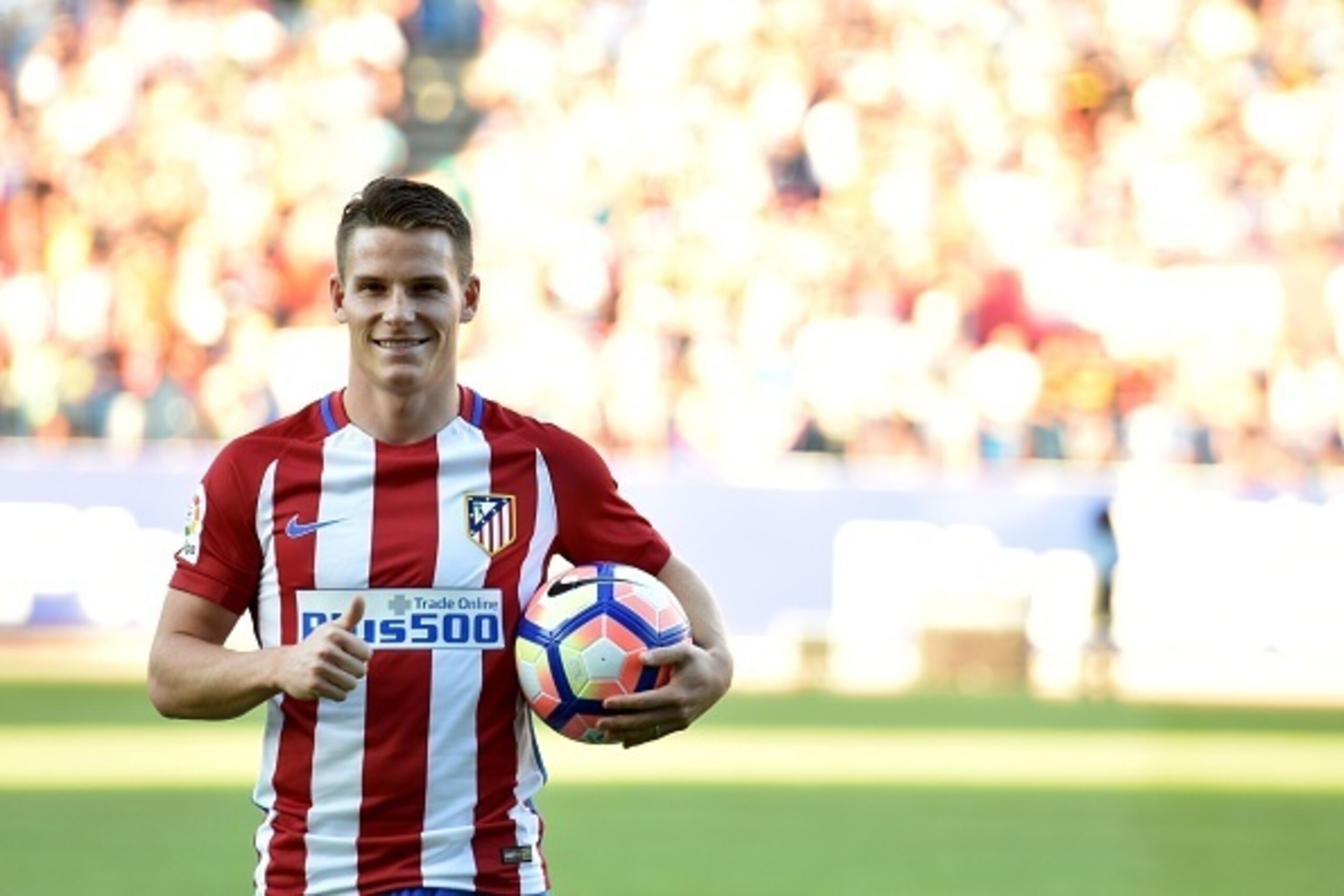 Atletico de Madrid's new signing French forward Kevin Gameiro poses with a ball during his presentation at the Vicente Calderon stadium in Madrid on July 31, 2016. / AFP / GERARD JULIEN        (Photo credit should read GERARD JULIEN/AFP/Getty Images)