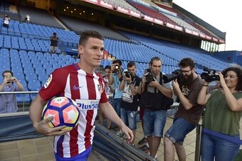 Atletico de Madrid's new signing French forward Kevin Gameiro walks onto the field during his presentation at the Vicente Calderon stadium in Madrid on July 31, 2016. / AFP / GERARD JULIEN        (Photo credit should read GERARD JULIEN/AFP/Getty Images)