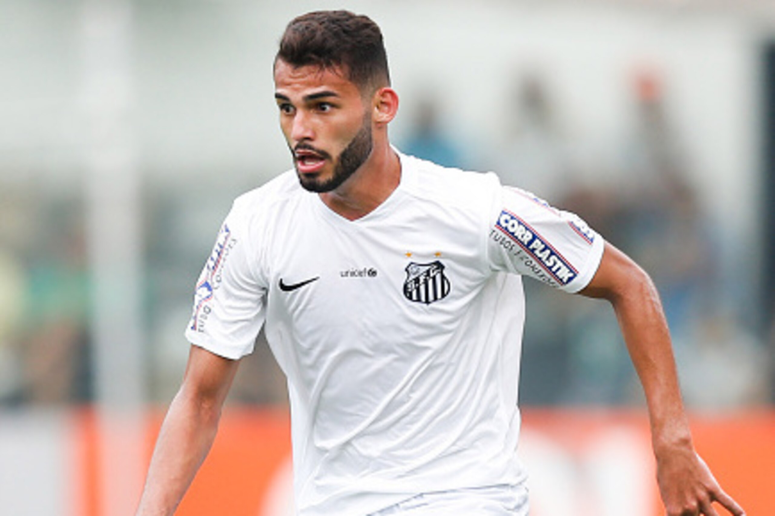 SANTOS, BRAZIL - SEPTEMBER 27: Thiago Maia of Santos in action during the match between Santos and Internacional for the Brazilian Series A 2015 at Vila Belmiro stadium on September 27, 2015 in Santos, Brazil. (Photo by Alexandre Schneider/Getty Images)