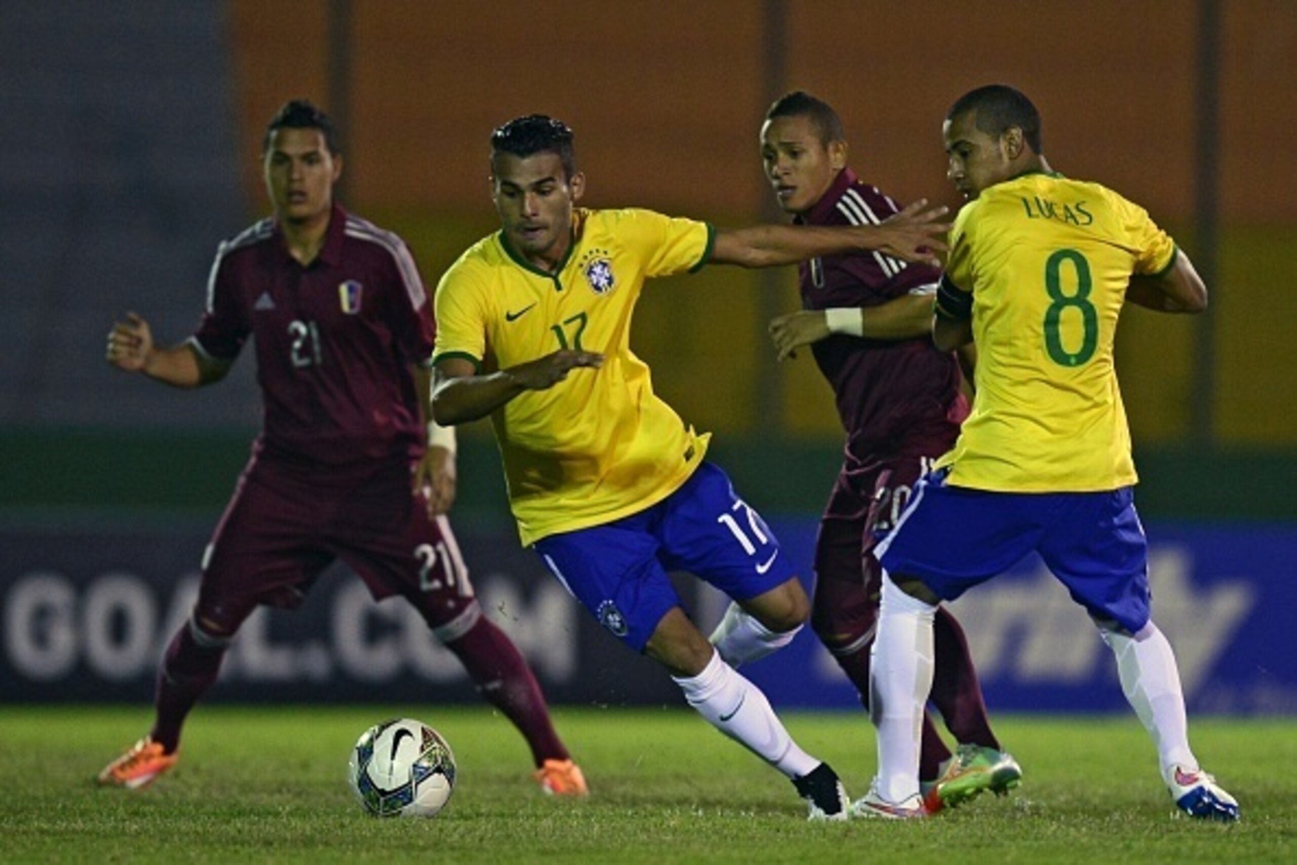 Brazil's midfielder Thiago Maia (C) controls the ball as his teammate midfielder Lucas (R) and Venezuela's defender Jhonny Gonzalez (L) and  midfielder Kenny Romero (2nd R) look on during the South American U-20 football match at Domingo Burgueno stadium 