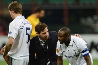 MILAN, ITALY - MARCH 14:  Manager of Tottenham Hotspur Andre Villas-Boas talks to William Gallas prior to extra time during the UEFA Europa League Round of 16 second leg match between Inter Milan and Tottenham Hotspur at San Siro Stadium on March 14, 2013