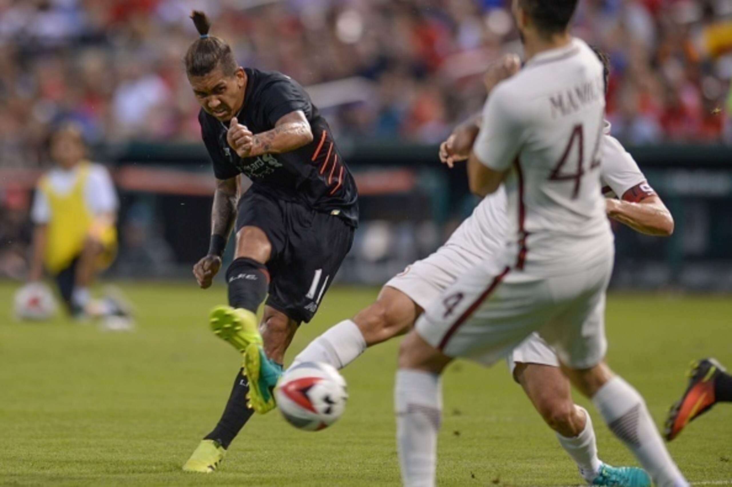 Liverpool forward Roberto Firmino (11) kicks the ball during their friendly soccer match at Busch Stadium in St. Louis, Missouri on August 1, 2016. / AFP / Michael B. Thomas        (Photo credit should read MICHAEL B. THOMAS/AFP/Getty Images)