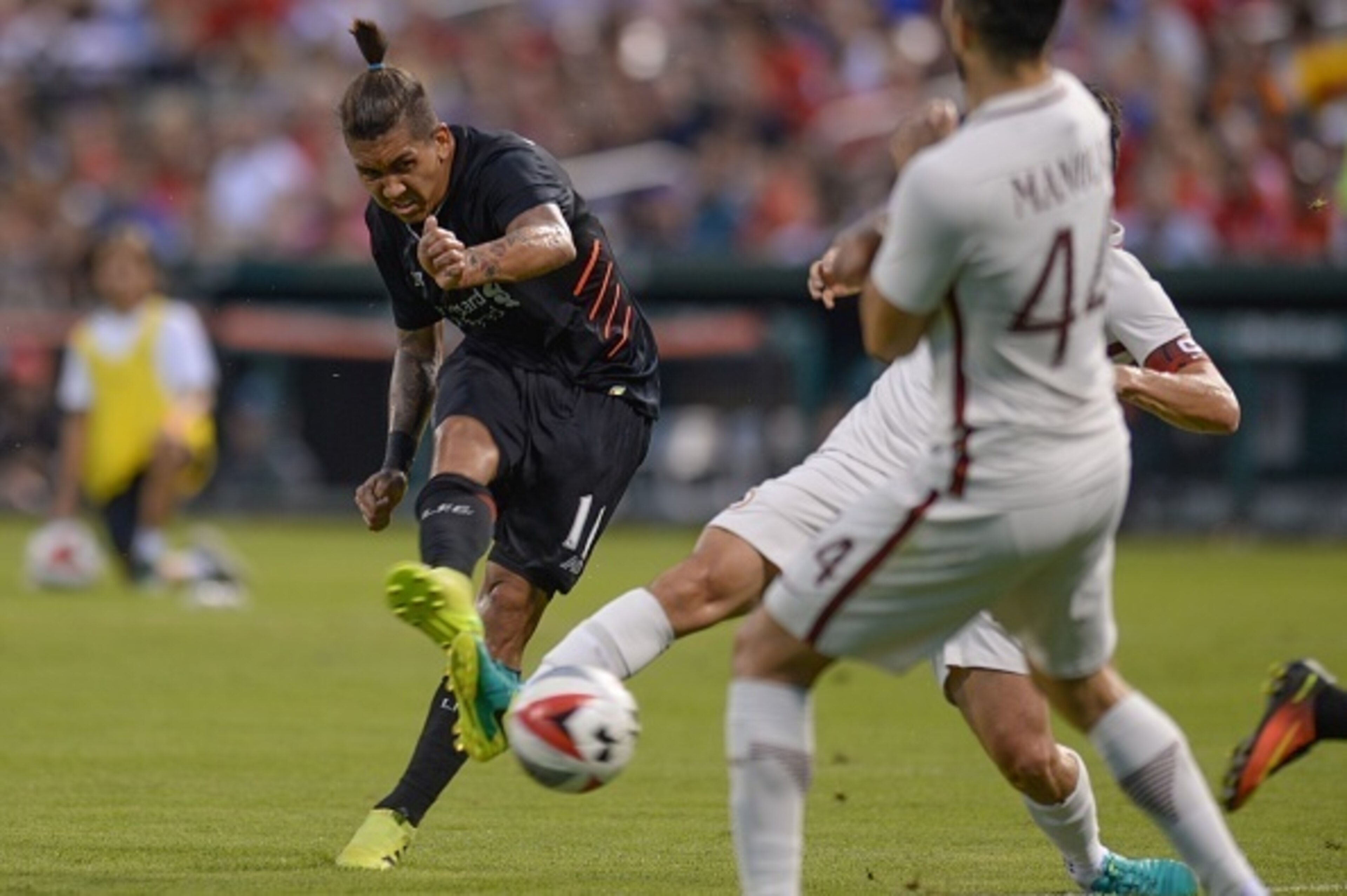 Liverpool forward Roberto Firmino (11) kicks the ball during their friendly soccer match at Busch Stadium in St. Louis, Missouri on August 1, 2016. / AFP / Michael B. Thomas        (Photo credit should read MICHAEL B. THOMAS/AFP/Getty Images)