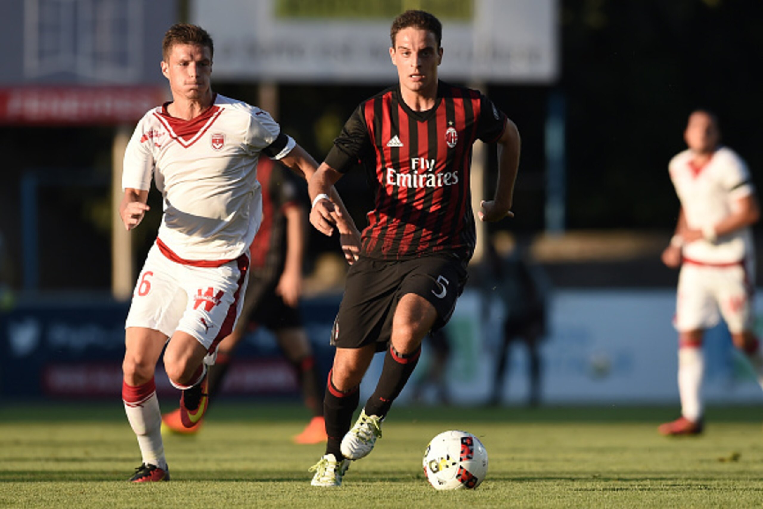 AC Milan's Italian midfielder Giacomo Bonaventura (R) vies with Bordeaux' French defender Frederic Guilbert (L) during the friendly football match between Bordeaux and AC Milan on July 16, 2016 at the Armandie stadium in Agen, southwestern France.  / AFP 