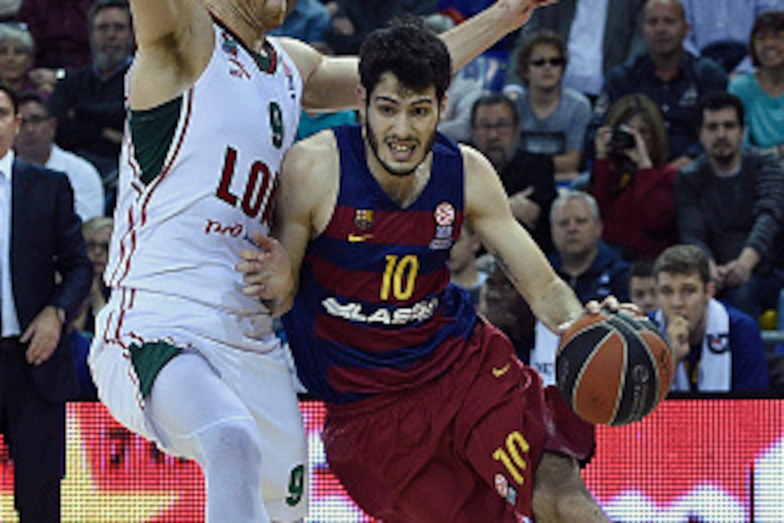 Barcelona's forward Alex Abrines (R) vies with Lokomotiv's Spanish forward Victor Claver (L) during the Euroleague Game 3 playoff match FC Barcelona vs Lokomotiv Kuban Krasnodar at the Palau Blaugrana sportshall in Barcelona on April 19, 2016. / AFP / LLU