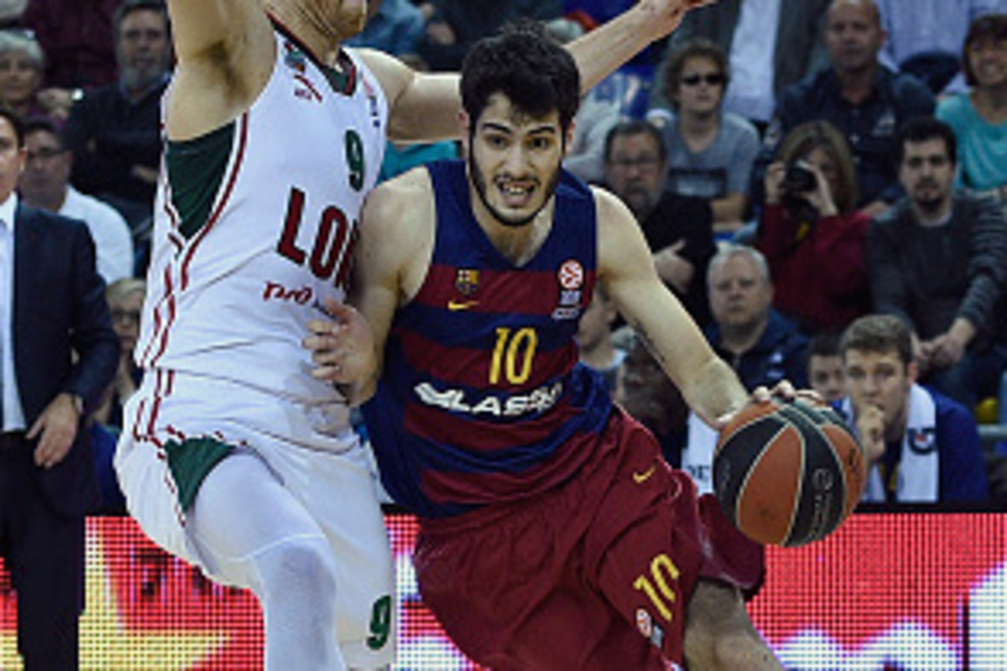 Barcelona's forward Alex Abrines (R) vies with Lokomotiv's Spanish forward Victor Claver (L) during the Euroleague Game 3 playoff match FC Barcelona vs Lokomotiv Kuban Krasnodar at the Palau Blaugrana sportshall in Barcelona on April 19, 2016. / AFP / LLU