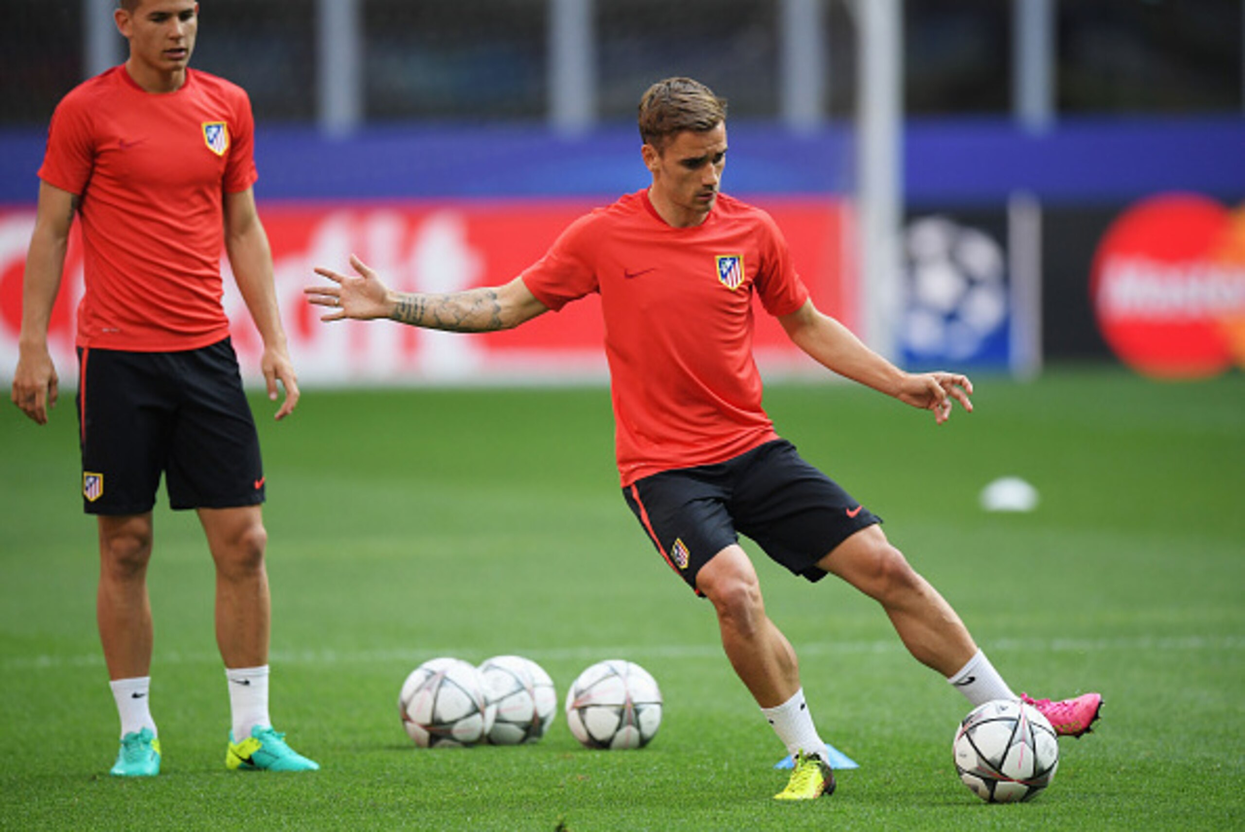 MILAN, ITALY - MAY 27:  Antoine Griezmann of Atletico Madrid passes theball during an Atletico de Madrid training session on the eve of the UEFA Champions League Final against Real Madrid at Stadio Giuseppe Meazza on May 27, 2016 in Milan, Italy.  (Photo 