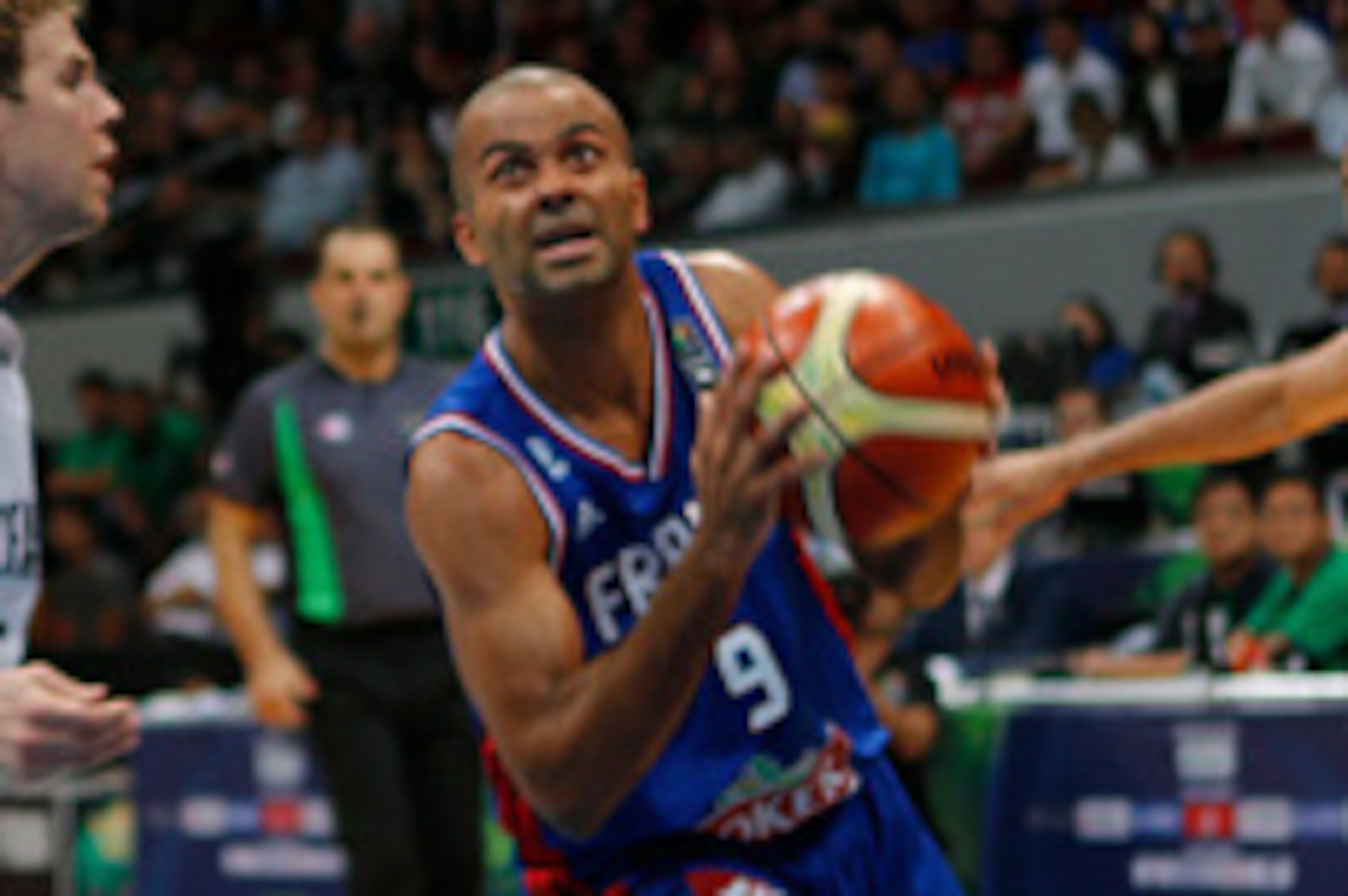 MANILA, PHILIPPINES - JULY 07: Tony Parker (2nd from L) of France shoots against New Zealand during the 2016 FIBA World Olympic Qualifying basketball Group B match between France and New Zealand at Mall of Asia Arena on July 07, 2016 in Manila, Philippine