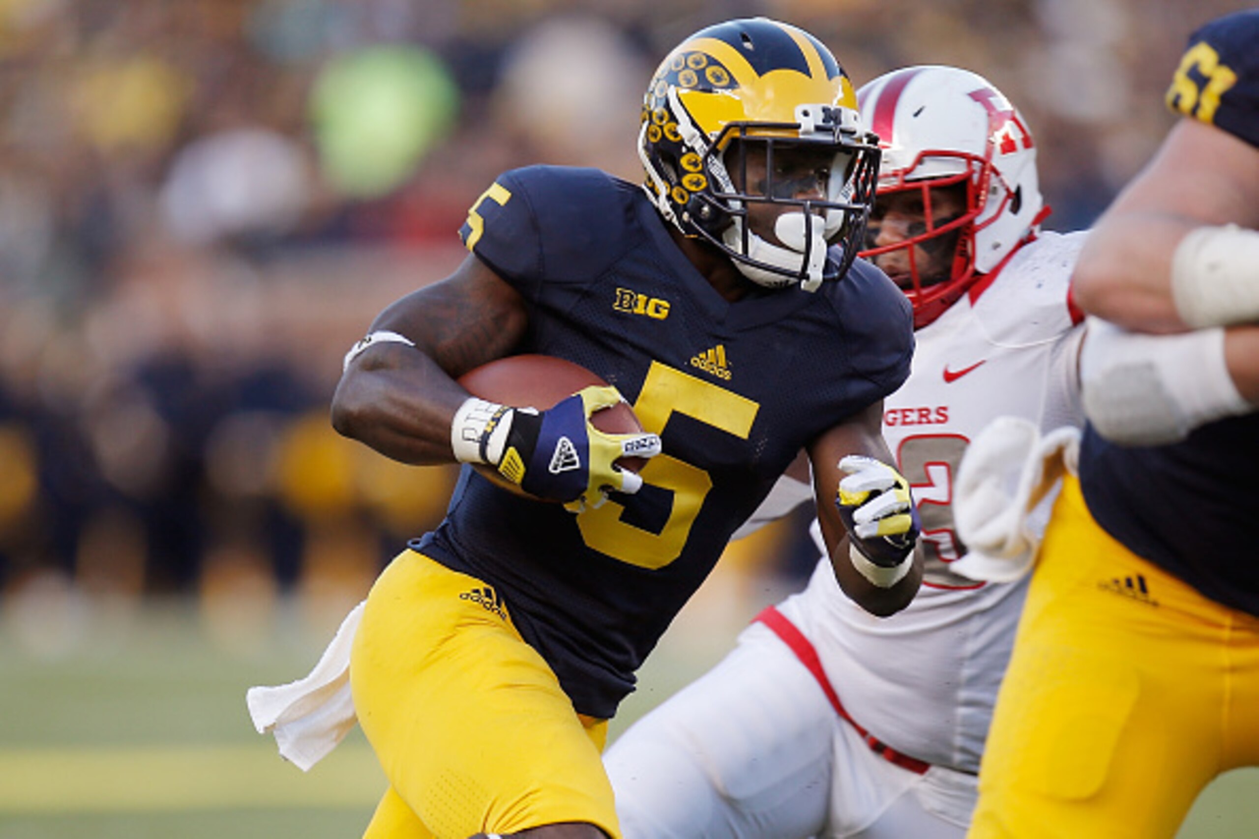 ANN ARBOR, MI - NOVEMBER 07:  Jabrill Peppers #5 of the Michigan Wolverines gets past the tackle of Julian Pinnix-Odrick #53 of the Rutgers Scarlet Knights and runs for a second quarter touchdown on November 7, 2015 at Michigan Stadium in Ann Arbor, Michi