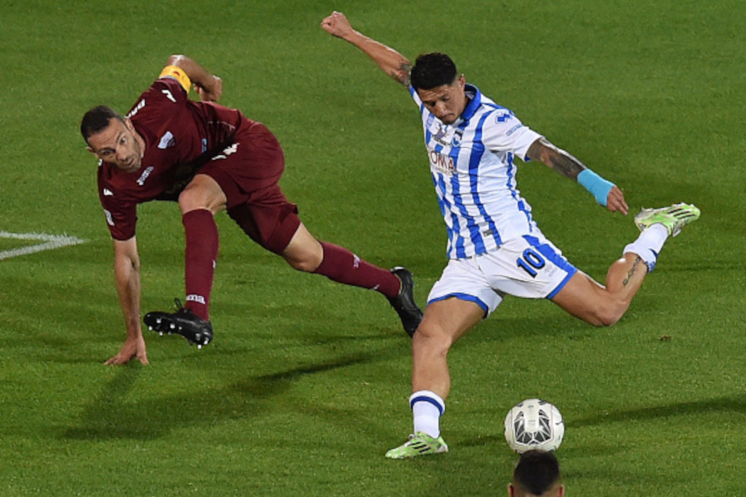 PESCARA, ITALY - JUNE 05:  Gianluca Lapadula of Pescara Calcio scores the goal 2-0 during the Serie B match between Pescara Calcio and Trapani Calcio at Adriatico Stadium on June 5, 2016 in Pescara, Italy.  (Photo by Giuseppe Bellini/Getty Images)