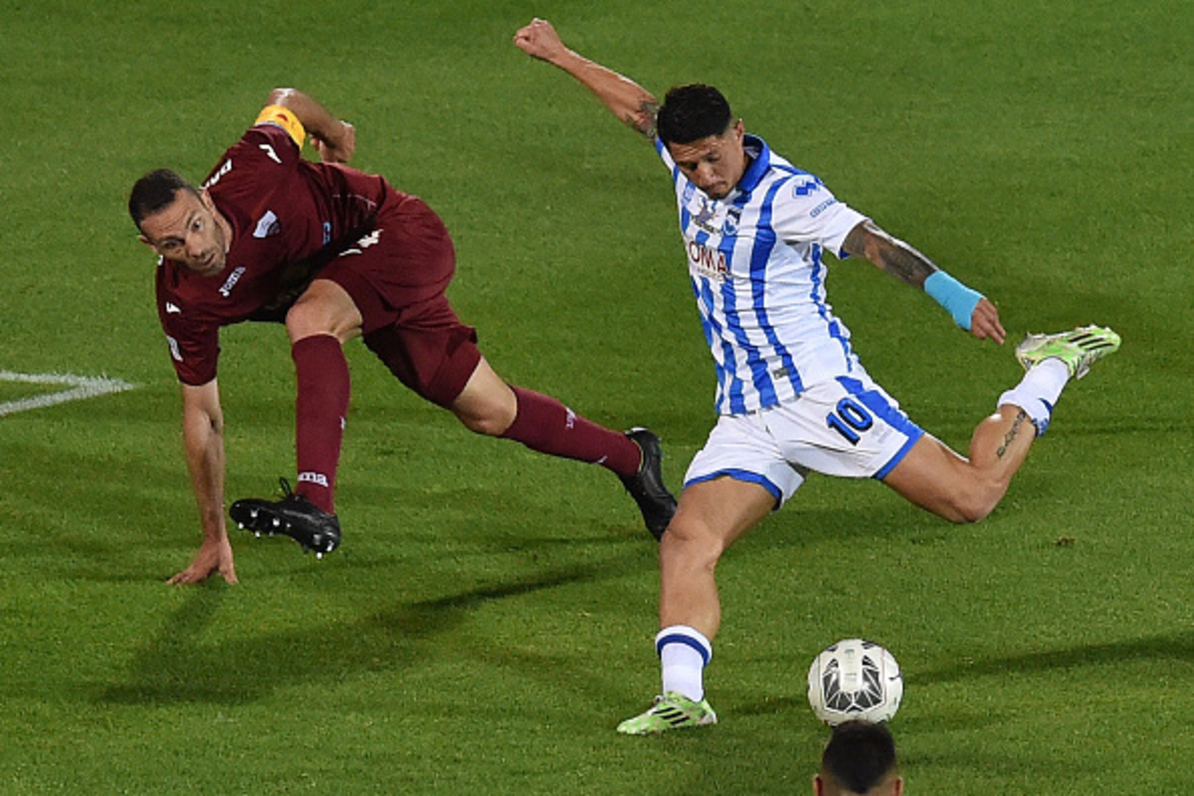 PESCARA, ITALY - JUNE 05: Gianluca Lapadula of Pescara Calcio scores the goal 2-0 during the Serie B match between Pescara Calcio and Trapani Calcio at Adriatico Stadium on June 5, 2016 in Pescara, Italy. (Photo by Giuseppe Bellini/Getty Images) PESCARA, ITALY - JUNE 05: Gianluca Lapadula of Pescara Calcio scores the goal 2-0 during the Serie B match between Pescara Calcio and Trapani Calcio at Adriatico Stadium on June 5, 2016 in Pescara, Italy. (Photo by Giuseppe Bellini/Getty Images)