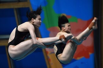 Chinese divers Shi Tingmao and Wu Minxia compete in the women's 3m Springboard Synchronised final diving event at the 2015 FINA World Championships in Kazan on July 25, 2015.  AFP PHOTO / CHRISTOPHE SIMON        (Photo credit should read CHRISTOPHE SIMON/