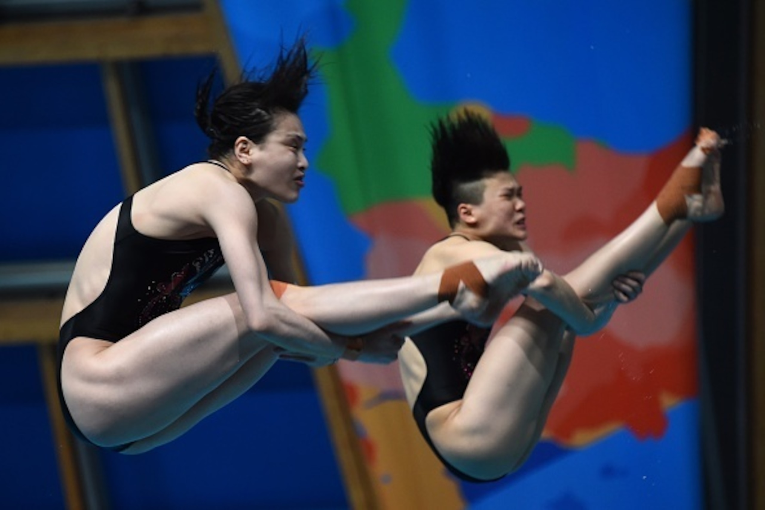 Chinese divers Shi Tingmao and Wu Minxia compete in the women's 3m Springboard Synchronised final diving event at the 2015 FINA World Championships in Kazan on July 25, 2015.  AFP PHOTO / CHRISTOPHE SIMON        (Photo credit should read CHRISTOPHE SIMON/