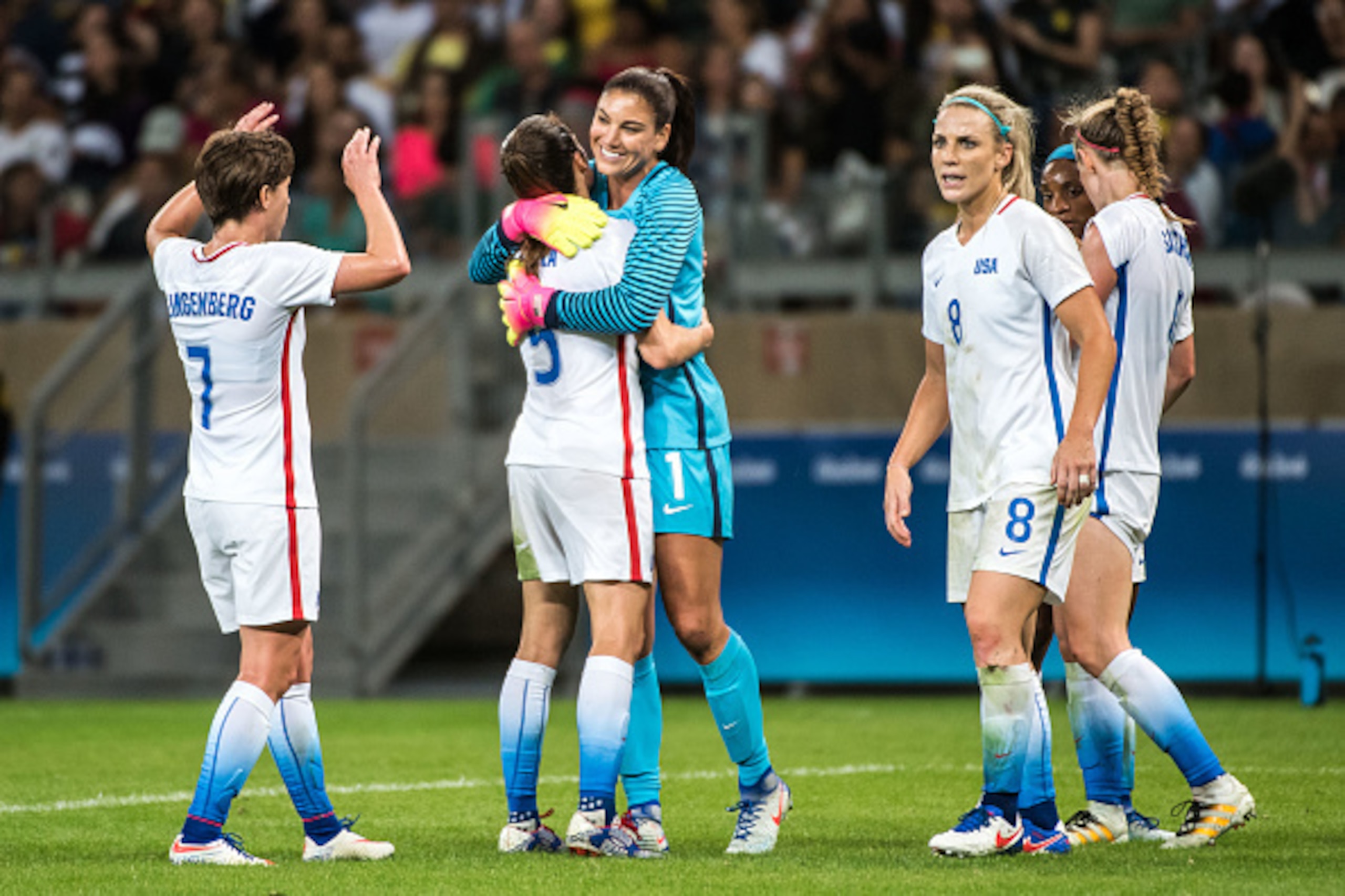 USA players celebrate after the Rio 2016 Olympic Games first round Group G women's football match United States vs New Zealand at the Mineirao stadium in Belo Horizonte, Brazil on August 3, 2016.  / AFP / GUSTAVO ANDRADE        (Photo credit should read G