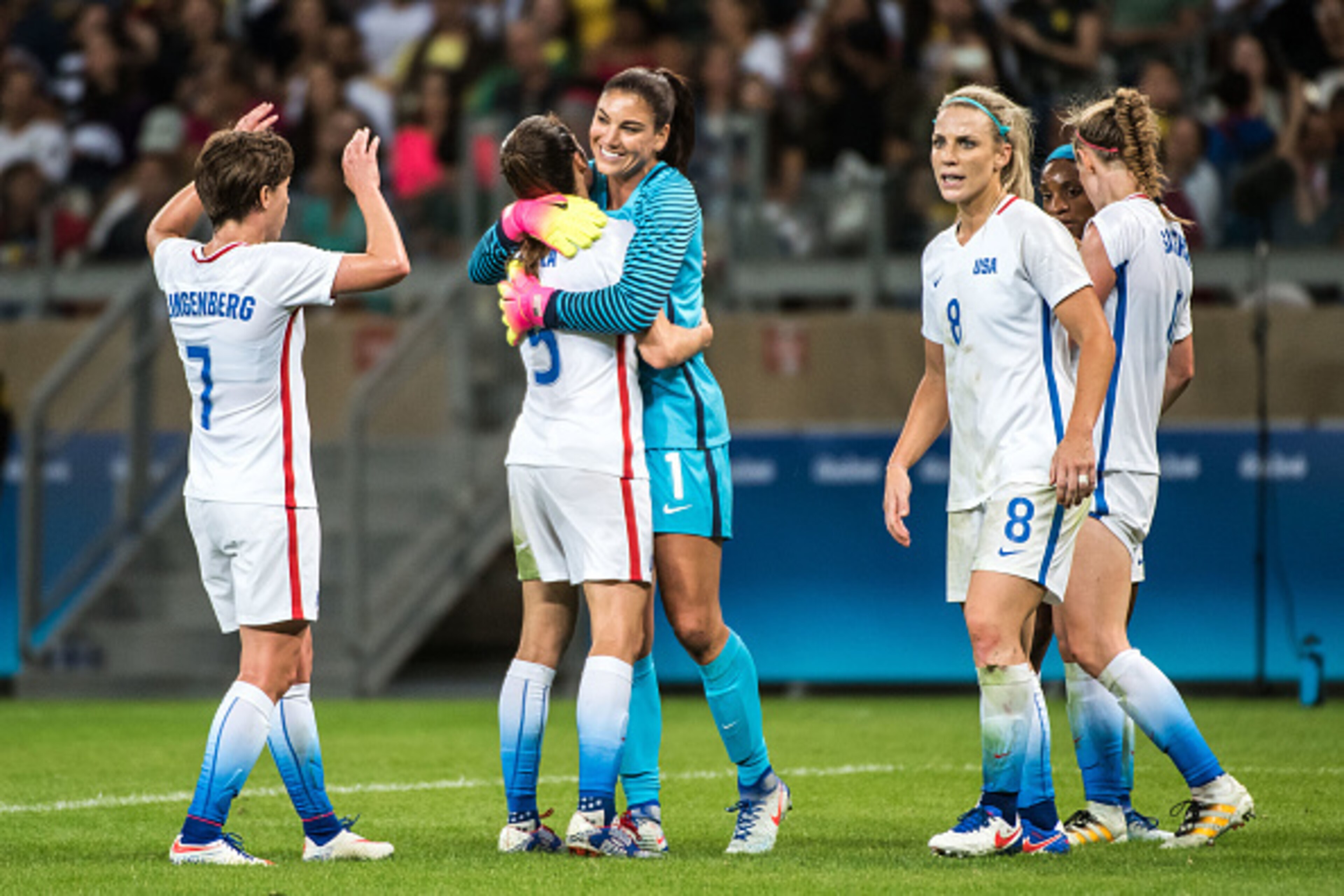 USA players celebrate after the Rio 2016 Olympic Games first round Group G women's football match United States vs New Zealand at the Mineirao stadium in Belo Horizonte, Brazil on August 3, 2016.  / AFP / GUSTAVO ANDRADE        (Photo credit should read G