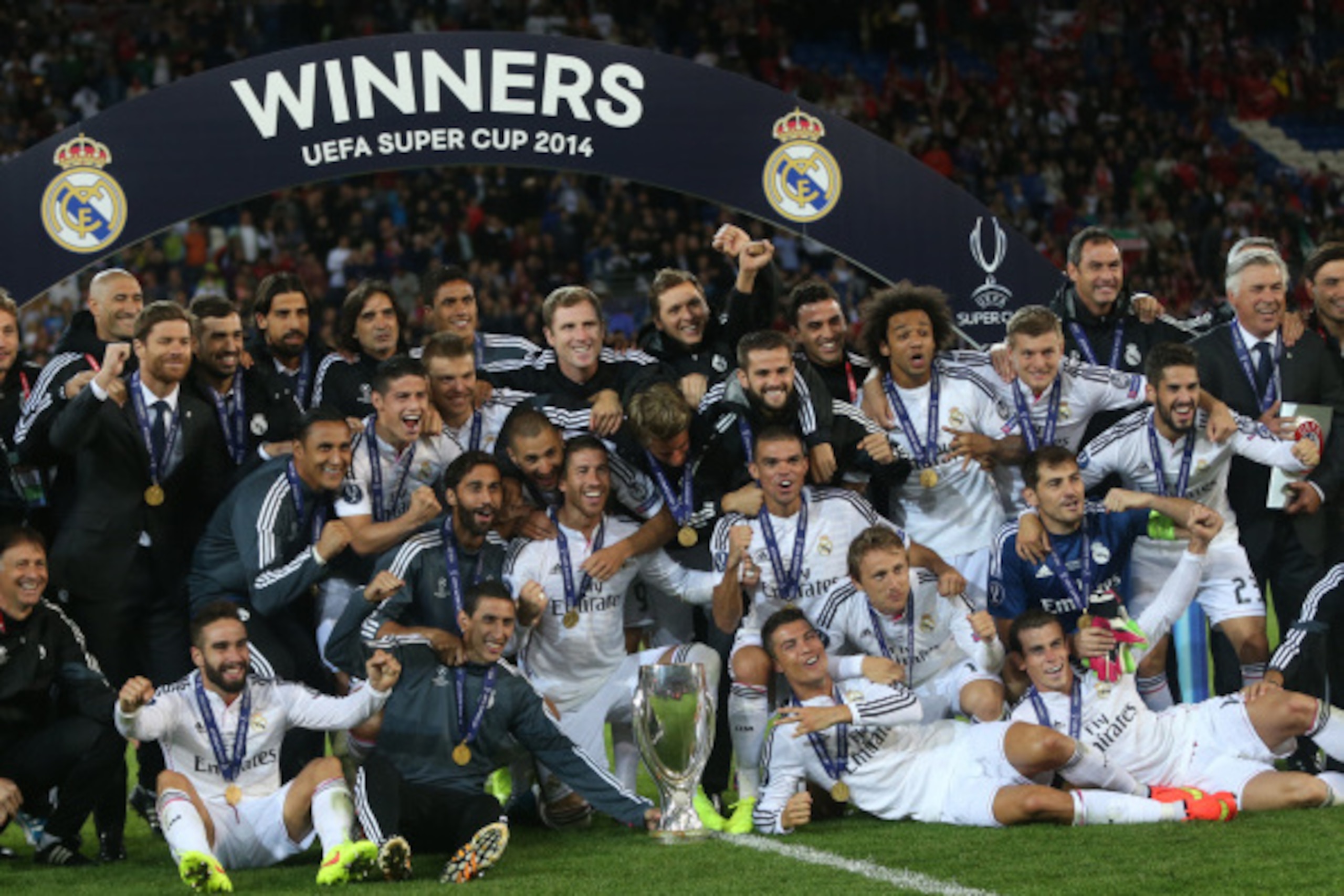 CARDIFF, WALES - AUGUST 12:  Real Madrid players celebrate with the trophy during the UEFA Super Cup match between  Real Madrid and Sevilla at Cardiff City Stadium on August 12, 2014 Cardiff, Wales. (Photo by Ian MacNicol/Getty Images)