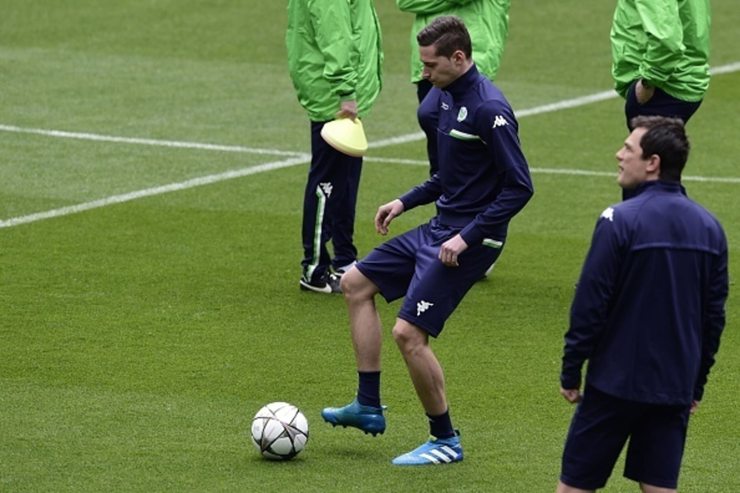 Wolfsburg's midfielder Julian Draxler takes part in a training session at Santiago Bernabeu stadium in Madrid on April 11, 2016 on the eve of their Champions League quarter-final second leg football match Real Madrid vs Wolfsburg. / AFP / JAVIER SORIANO  